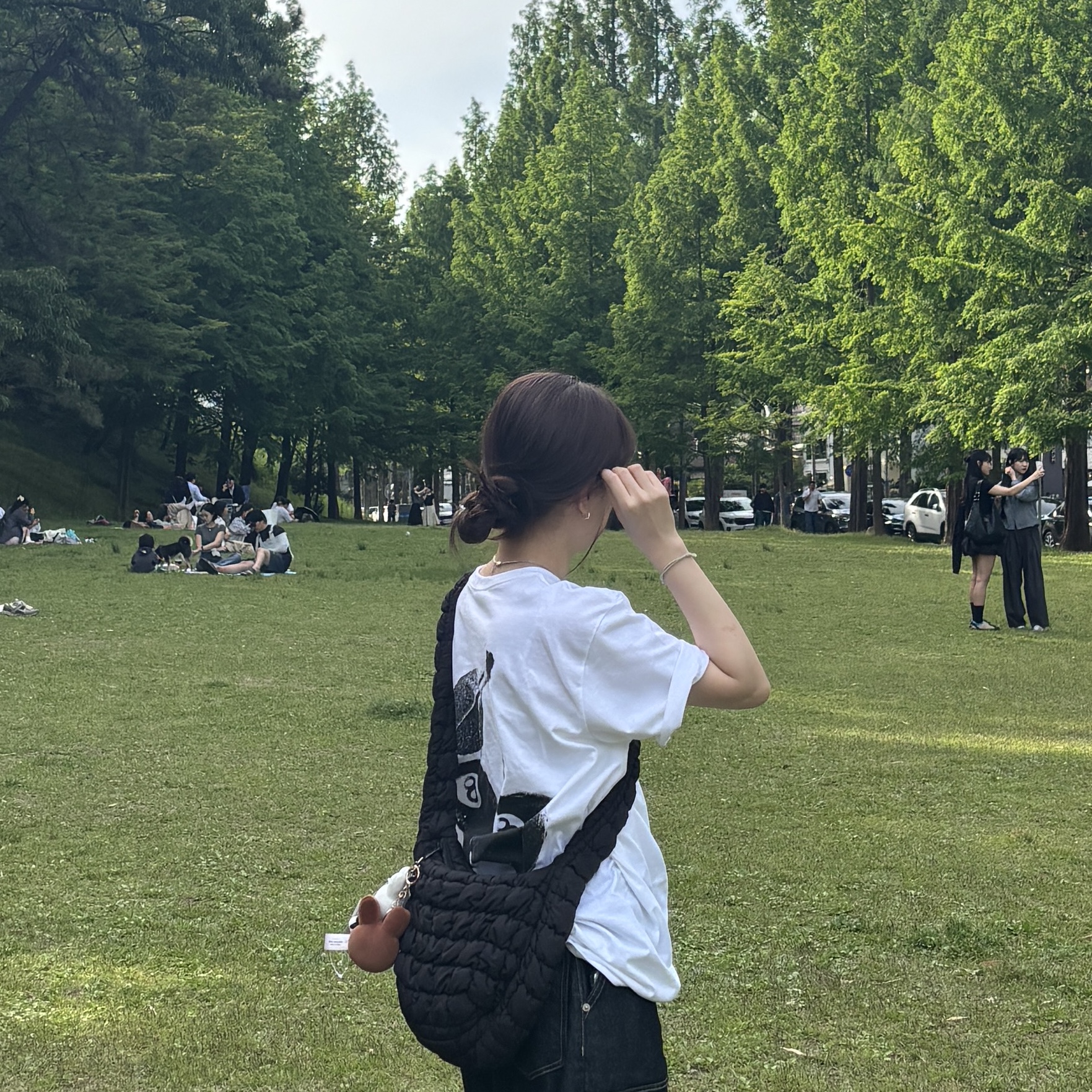 Stussy Cherries T-Shirt White, COS Quilted Messenger Bag Black 착용 스타일 - 1