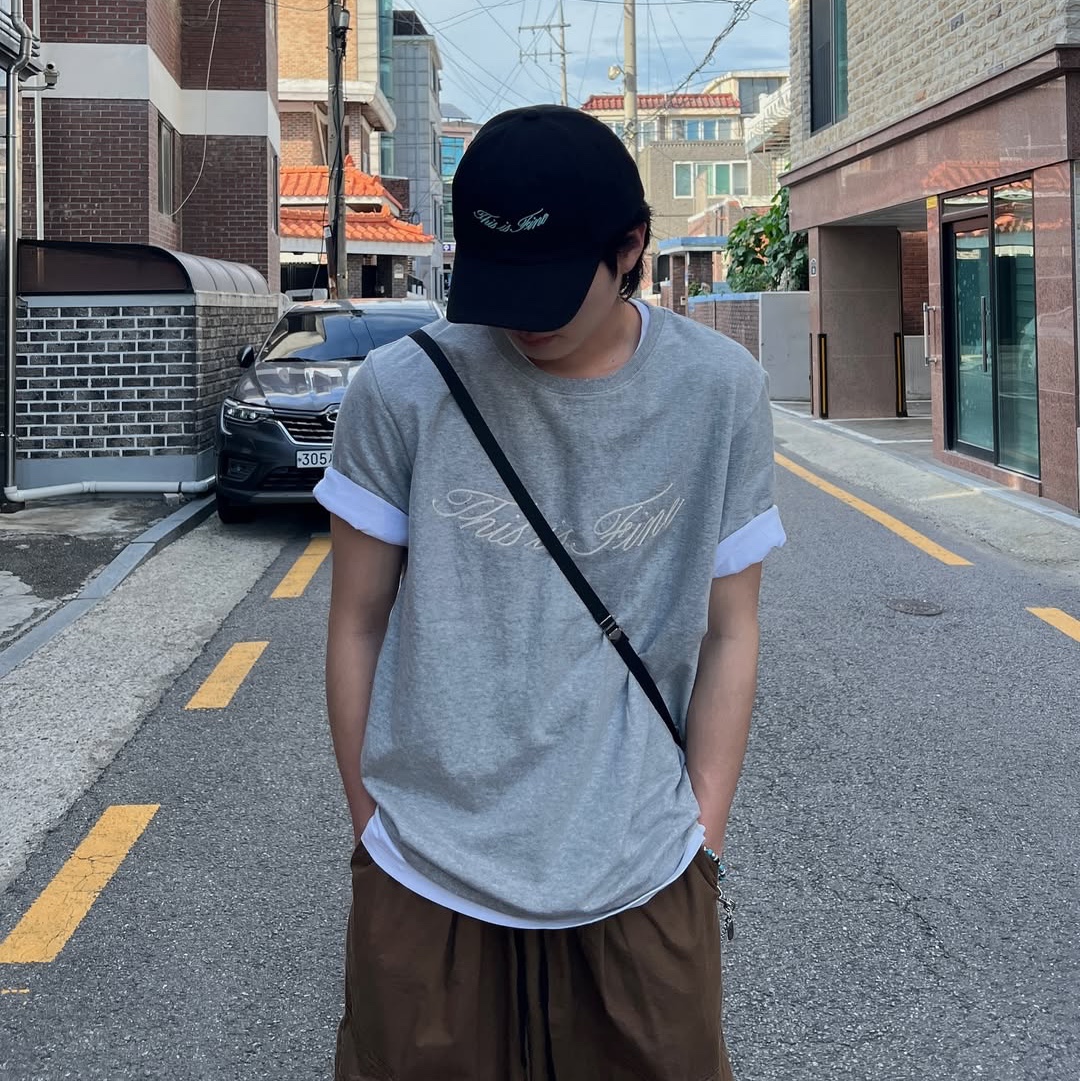 THIS IS FINE Oversized Signature Tee Sportif Gray, THIS IS FINE Signature Ball Cap Black 착용 스타일 - 2