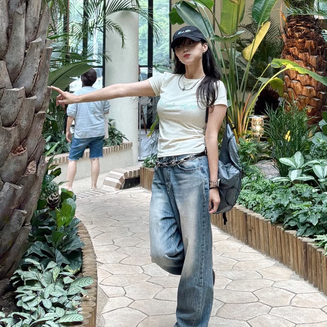 THIS IS FINE Cropped Signature Tee Cream, THIS IS FINE Signature Ball Cap Black 착용 스타일 - 5