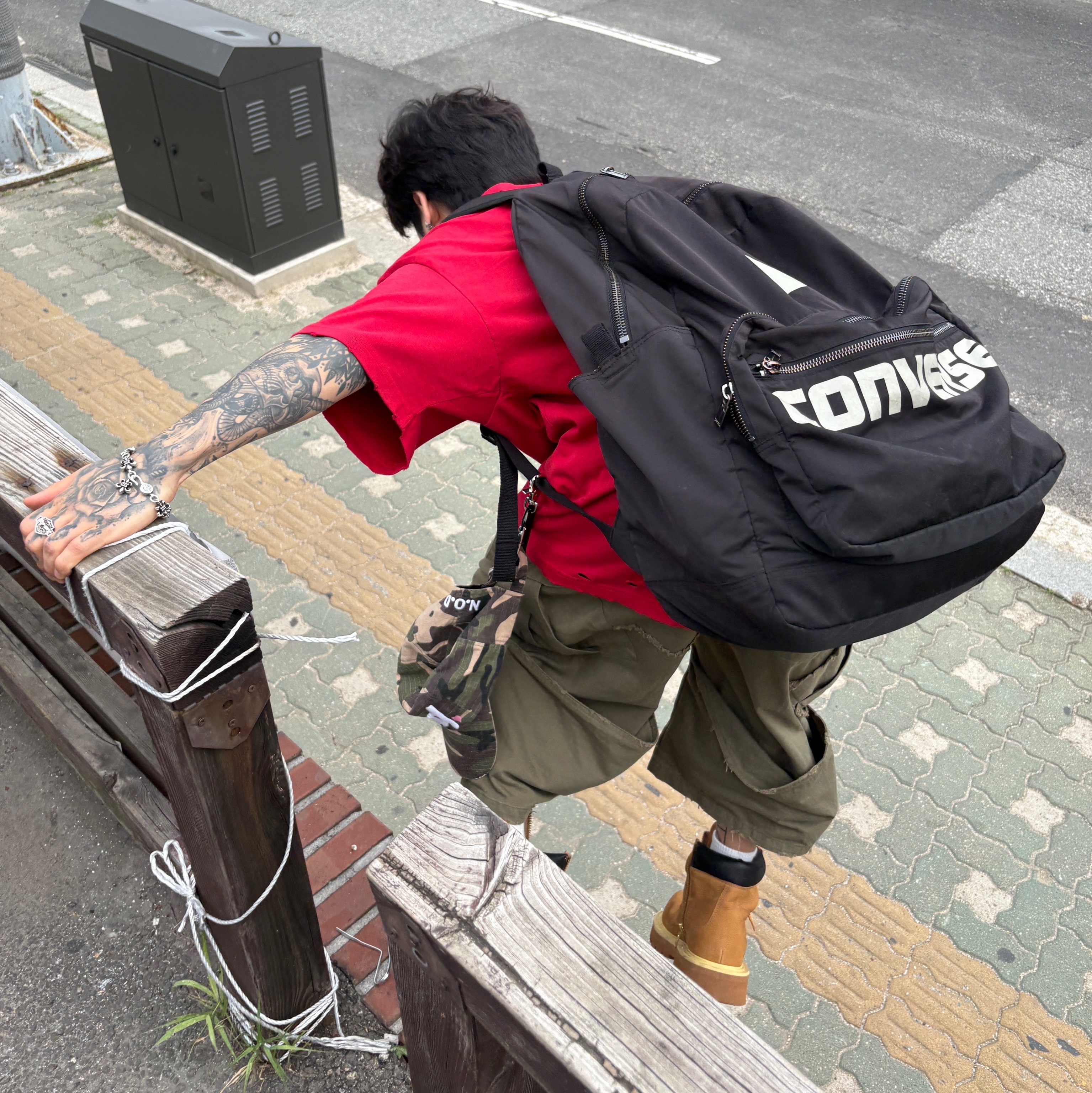 ROARINGRAD Damage Lettering T-shirt Red, Converse x Drkshdw Oversized Backpack Black 착용 스타일 - 4