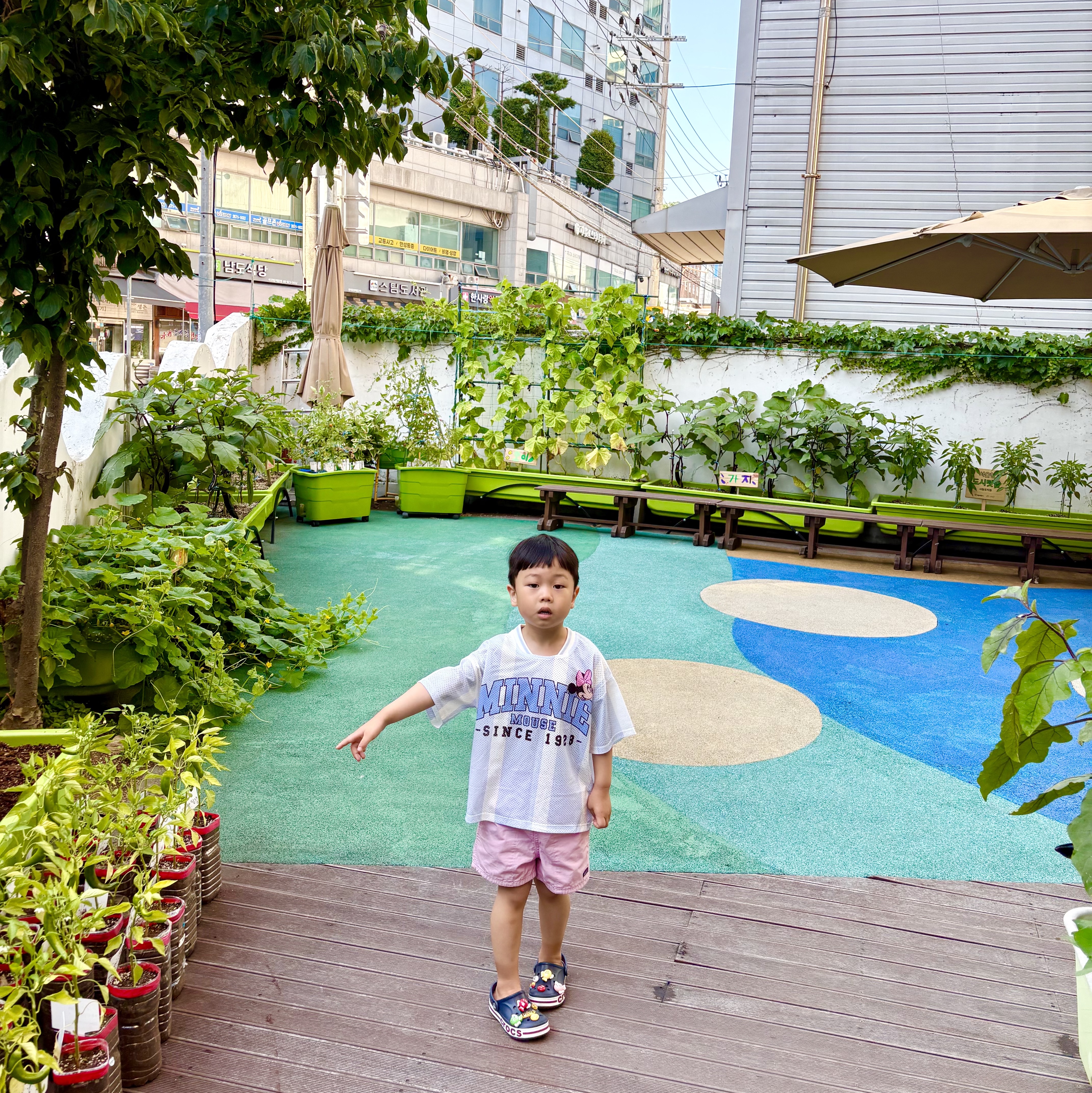 (Kids) Patagonia Funhoggers Cotton Shorts Sunfade Pink, (Kids) Crocs Bayaband Clog Navy 착용 스타일 - 1