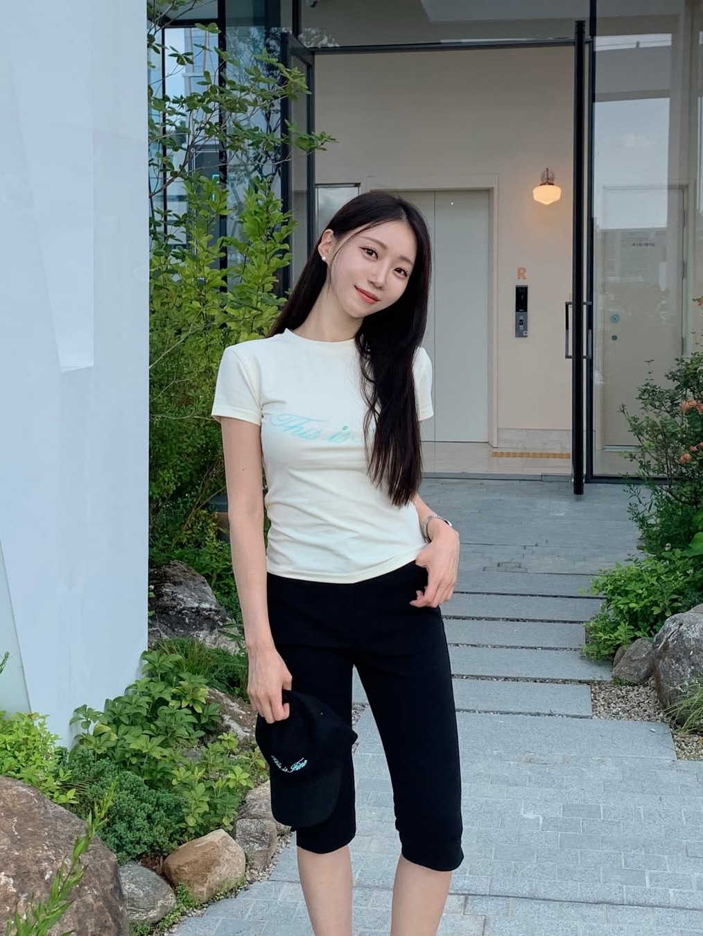 THIS IS FINE Cropped Signature Tee Cream, THIS IS FINE Signature Ball Cap Black 착용 스타일 - 1