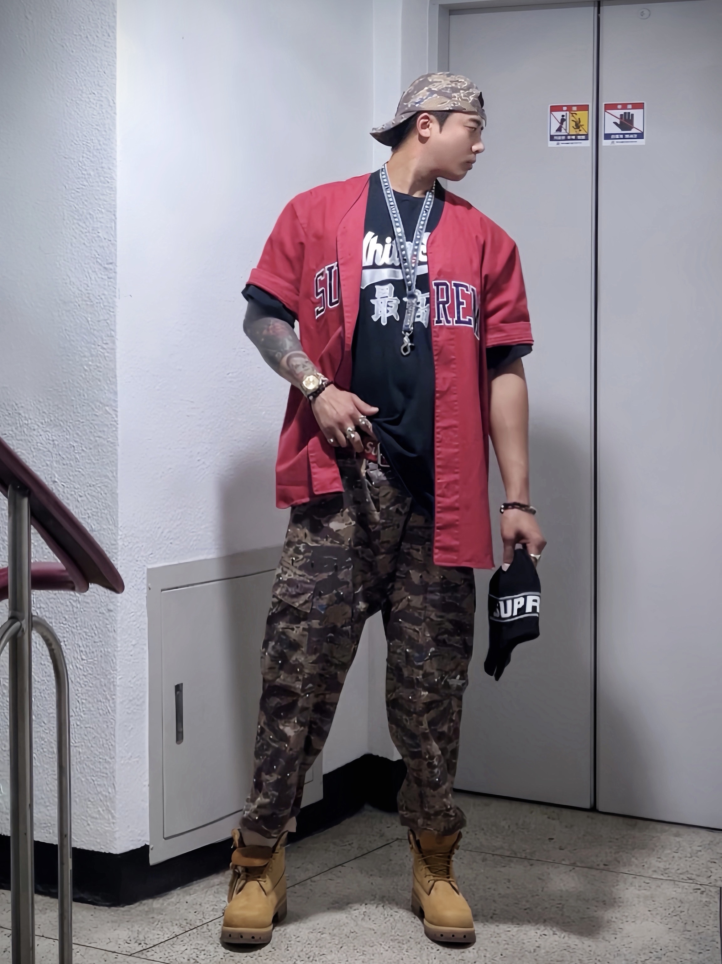 Supreme x Undercover Studded 6-Panel Brown Camo - 23SS, Supreme x MLB Kanji Teams T-Shirt White Sox Black - 22FW 착용 스타일
