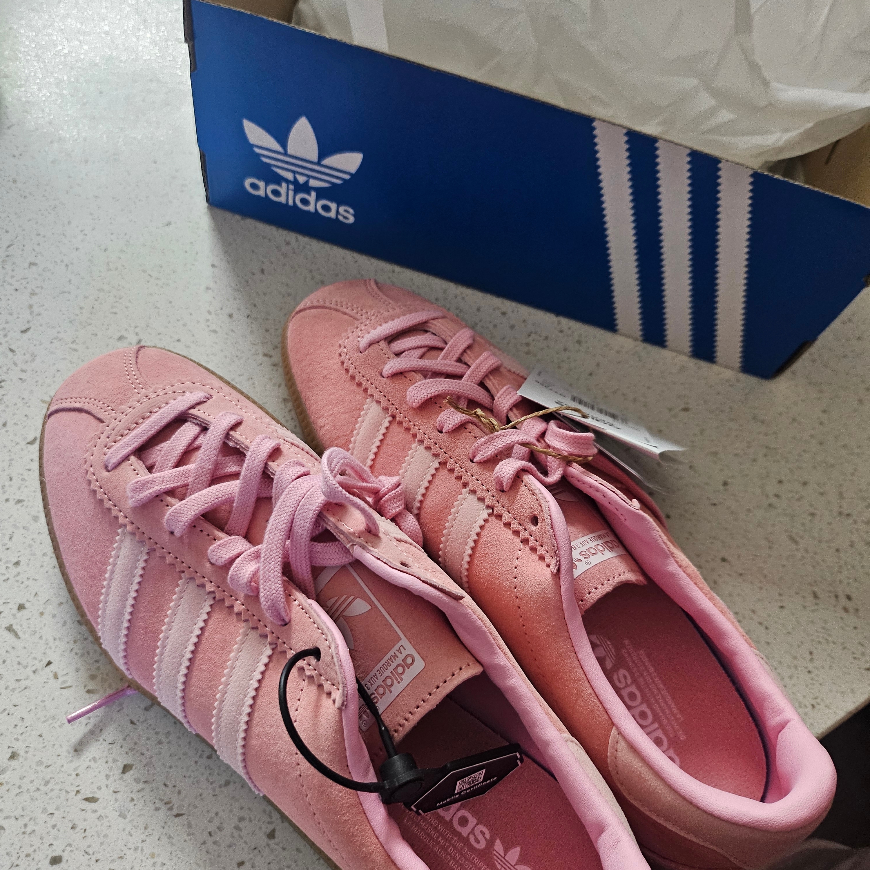 Adidas Bermuda Glow Pink 착용 스타일