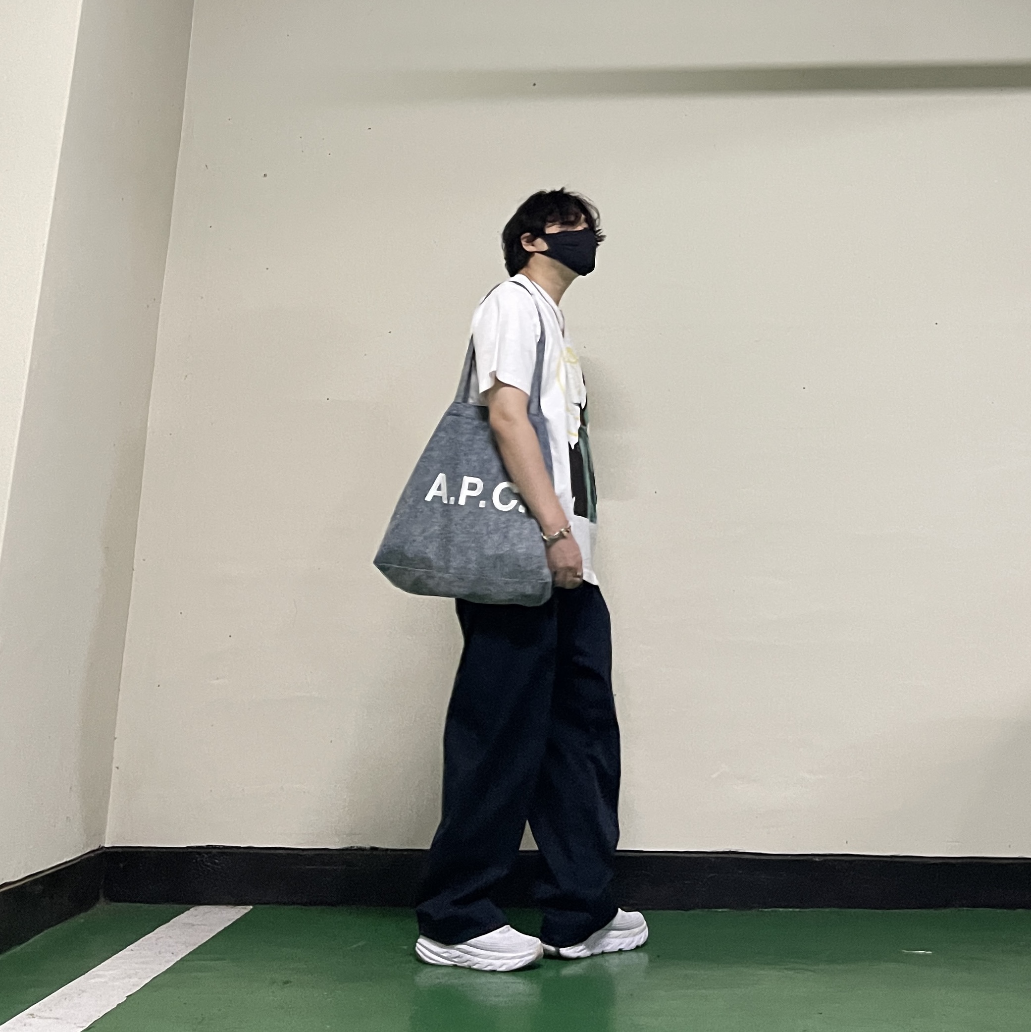 GU x Undercover Graphic T-Shirt Undercover 4 White, Hoka Bondi 6 White 착용 스타일 - 3