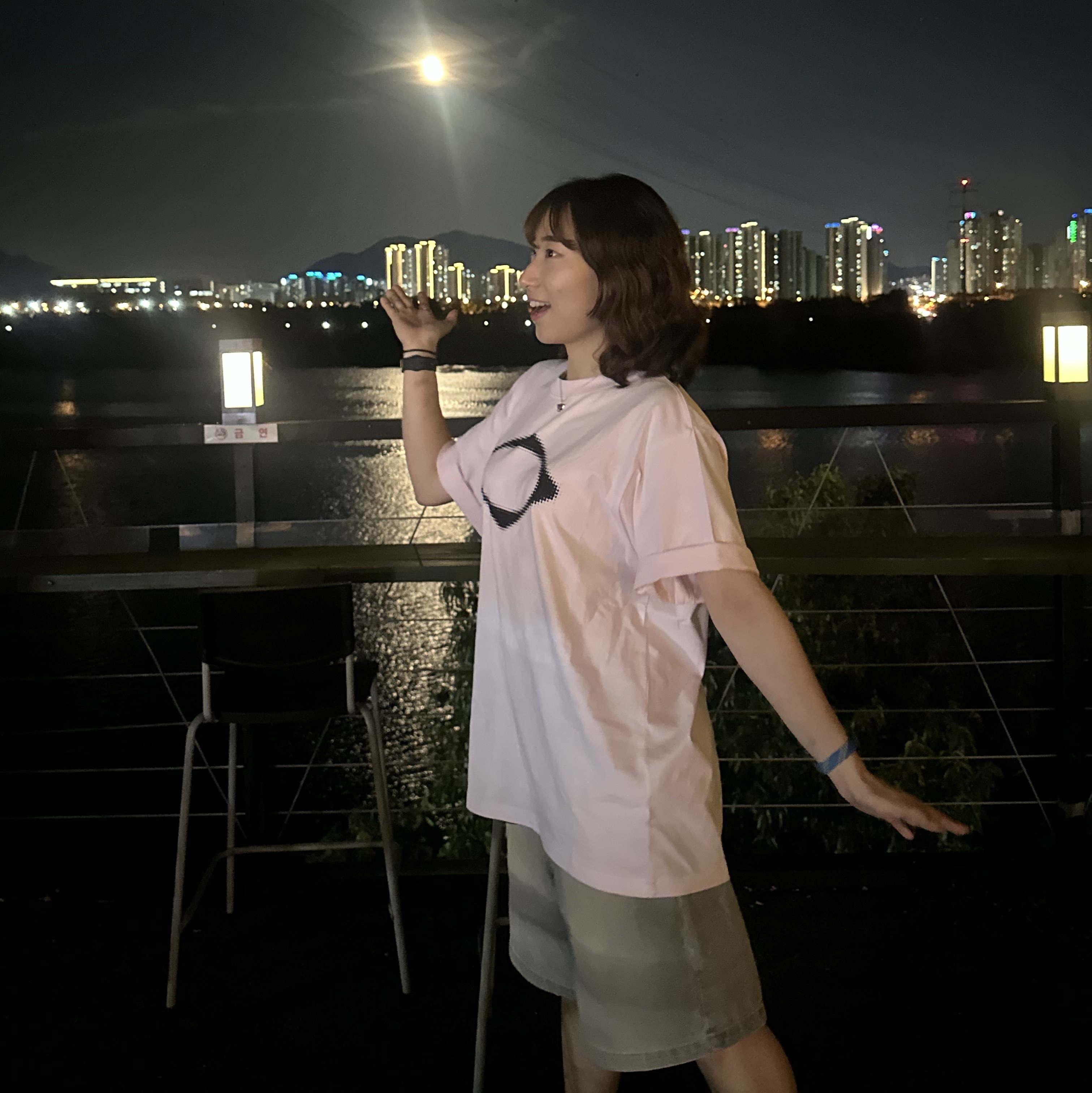 (W) Mischief Rhombus Blur T-Shirts Light Pink, Mischief Rhombus Carabiner Mini Pouch Charcoal 착용 스타일 - 4