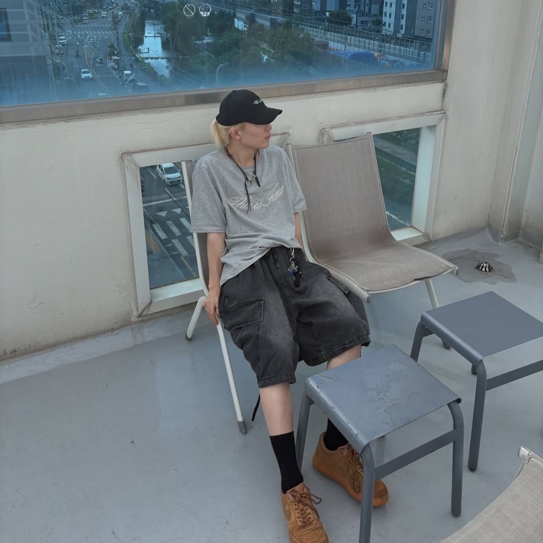 THIS IS FINE Oversized Signature Tee Sportif Gray, THIS IS FINE Signature Ball Cap Black 착용 스타일 - 1