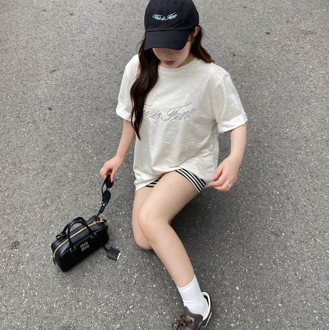 THIS IS FINE Oversized Signature Tee Oat, THIS IS FINE Signature Ball Cap Black 착용 스타일 - 5