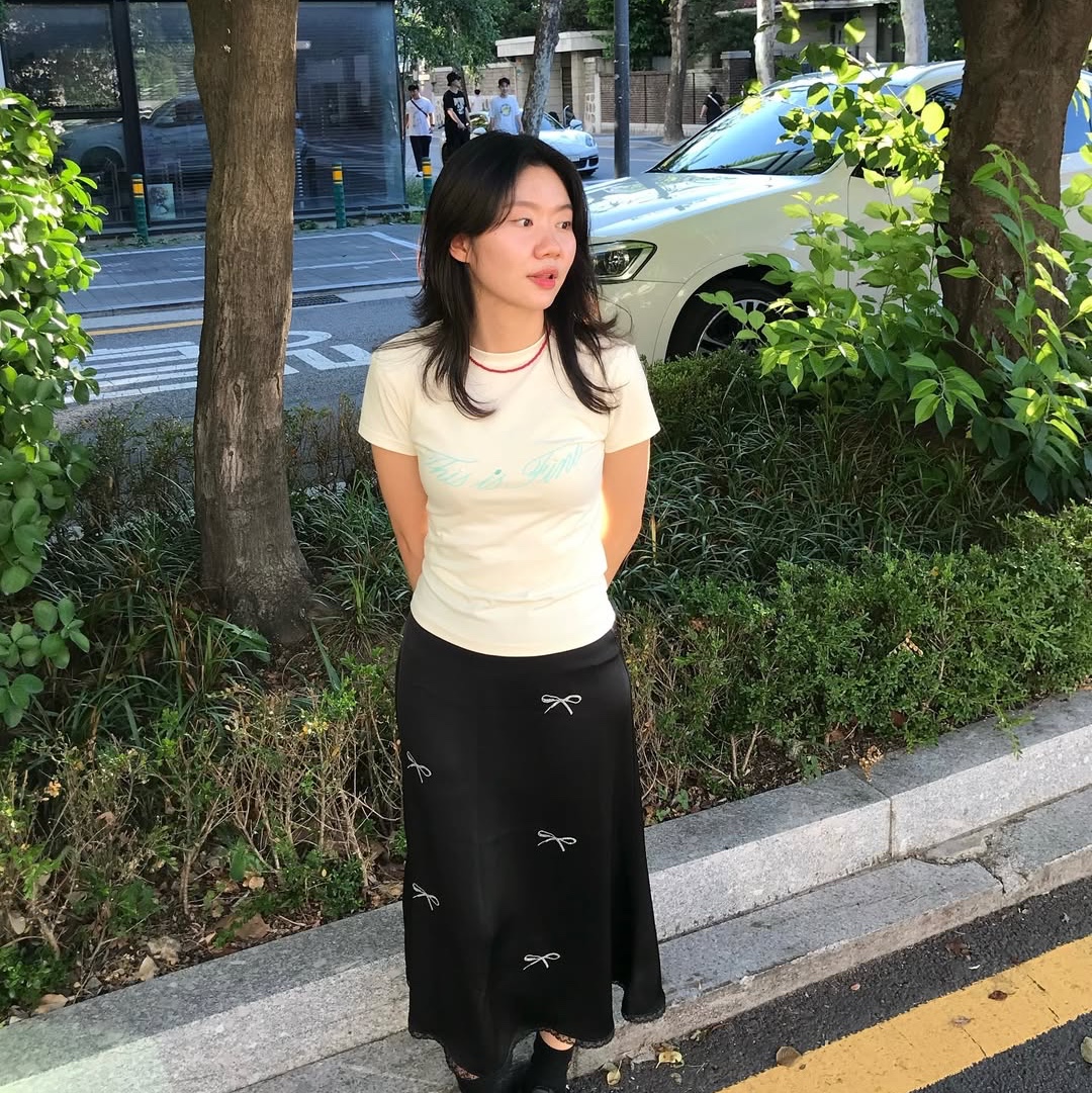 THIS IS FINE Cropped Signature Tee Cream, THIS IS FINE Signature Ball Cap Black 착용 스타일 - 2