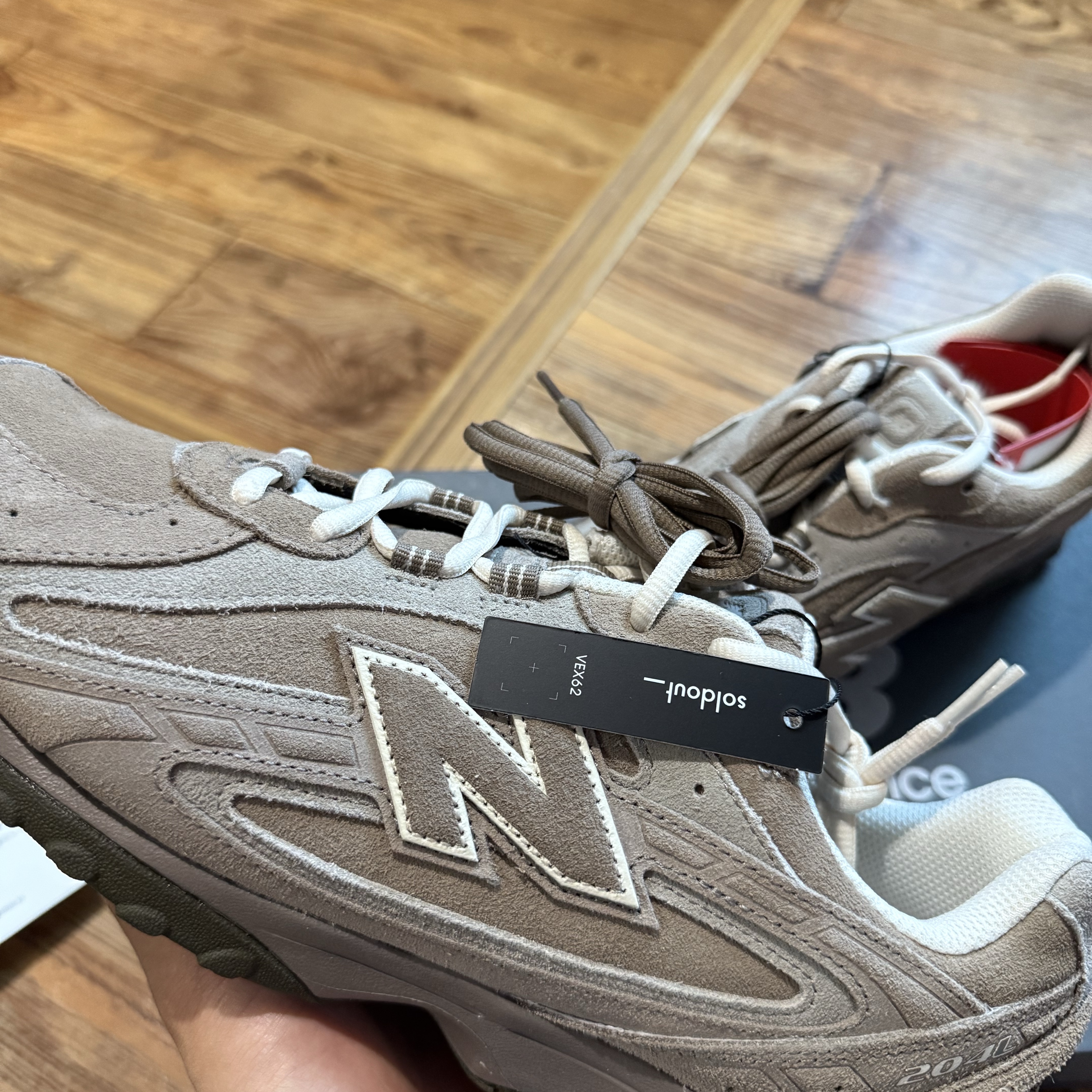 New Balance 204L Suede Mushroom Arid Stone 착용 스타일 - 2