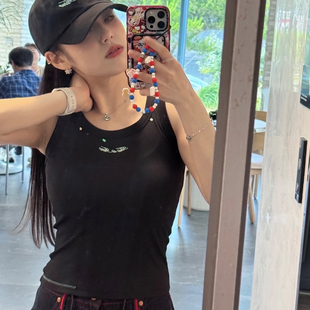THIS IS FINE Ribbed Sleeveless Top Black, THIS IS FINE Signature Ball Cap Black 착용 스타일 - 3