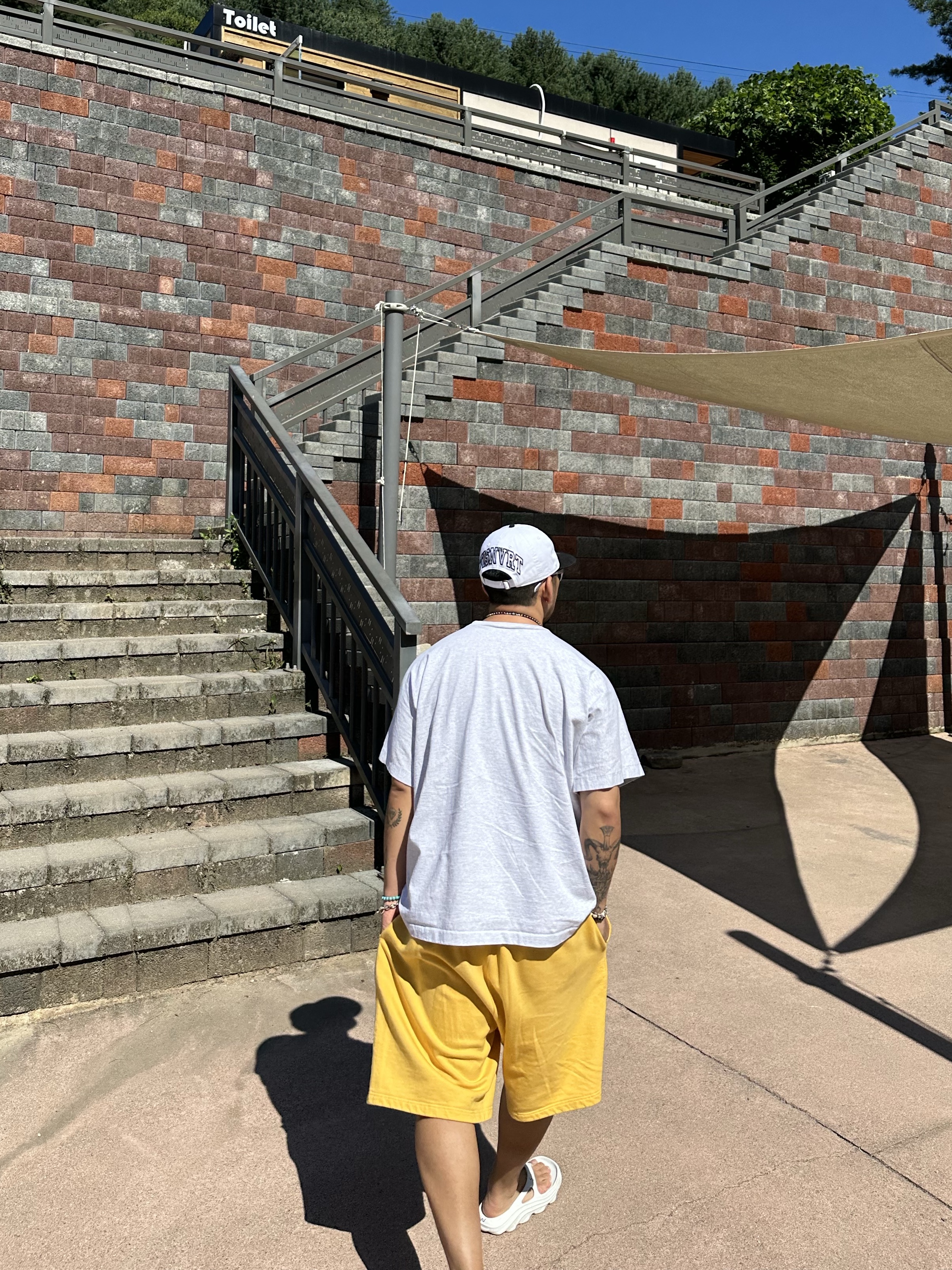 New Era x Thisisneverthat TNT RC950 Dettig Ball Cap Off White, Yeezy x Gosha Rubchinskiy YZY Black Dogs T-Shirt Heather Grey 착용 스타일 - 3