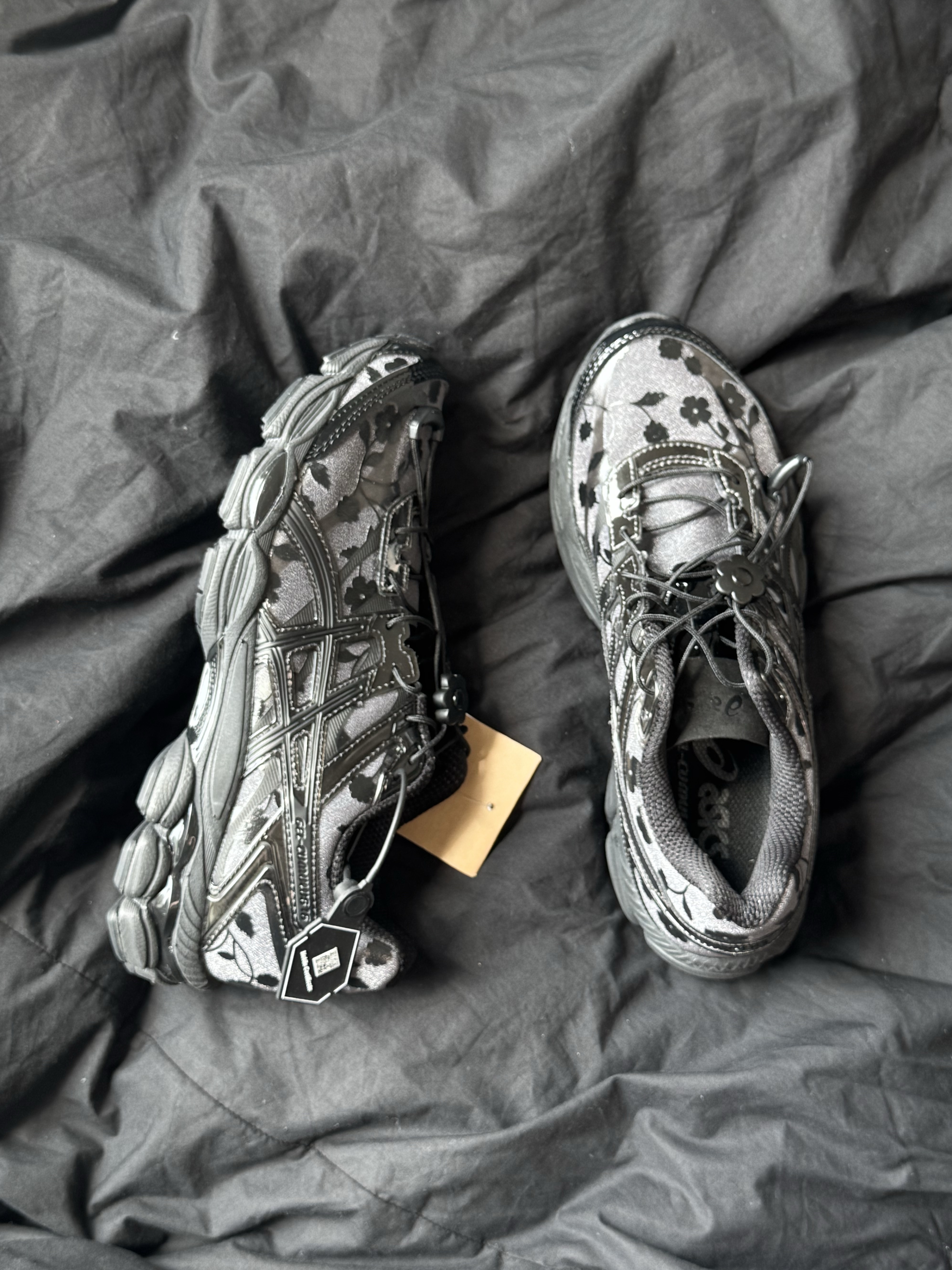 Asics x Cecilie Bahnsen Gel-Cumulus 16 Black 착용 스타일 - 3