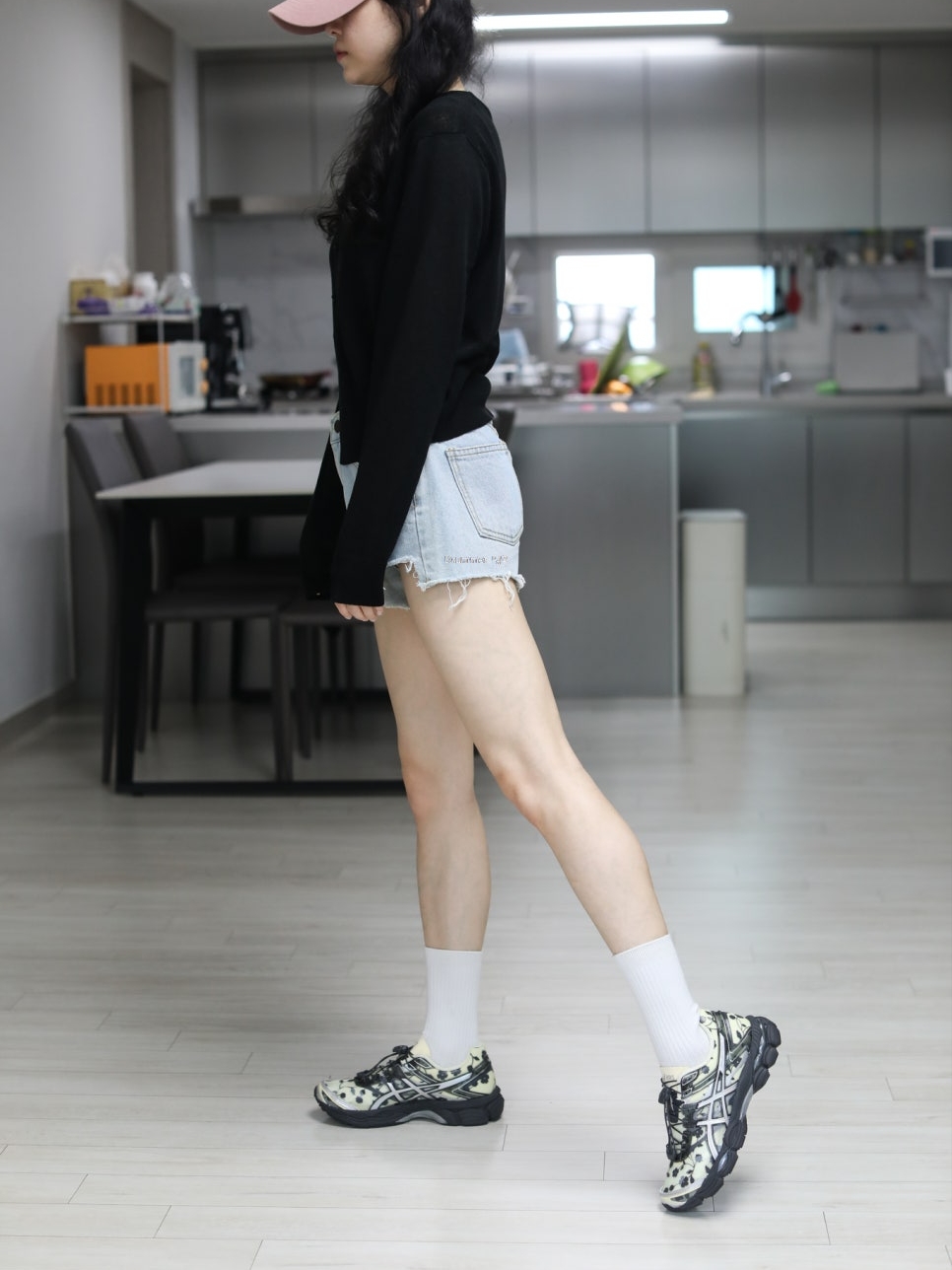 Asics x Cecilie Bahnsen Gel-Cumulus 16 Black Yellow 착용 스타일 - 1