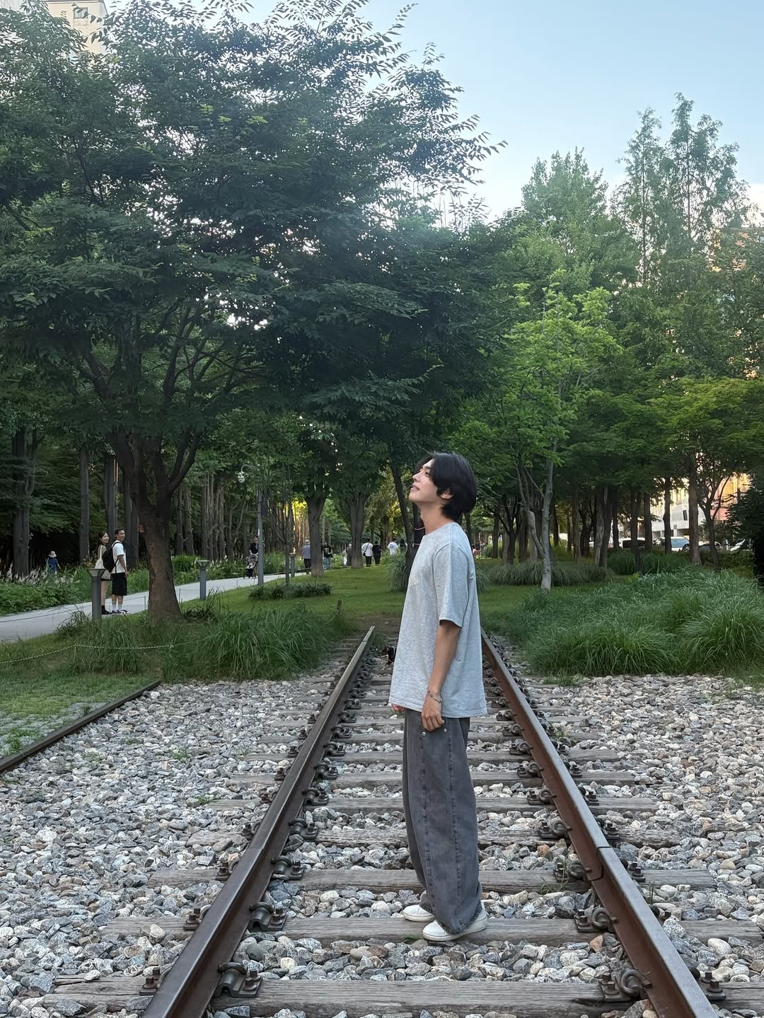THIS IS FINE Oversized Signature Tee Sportif Gray 착용 스타일 - 3