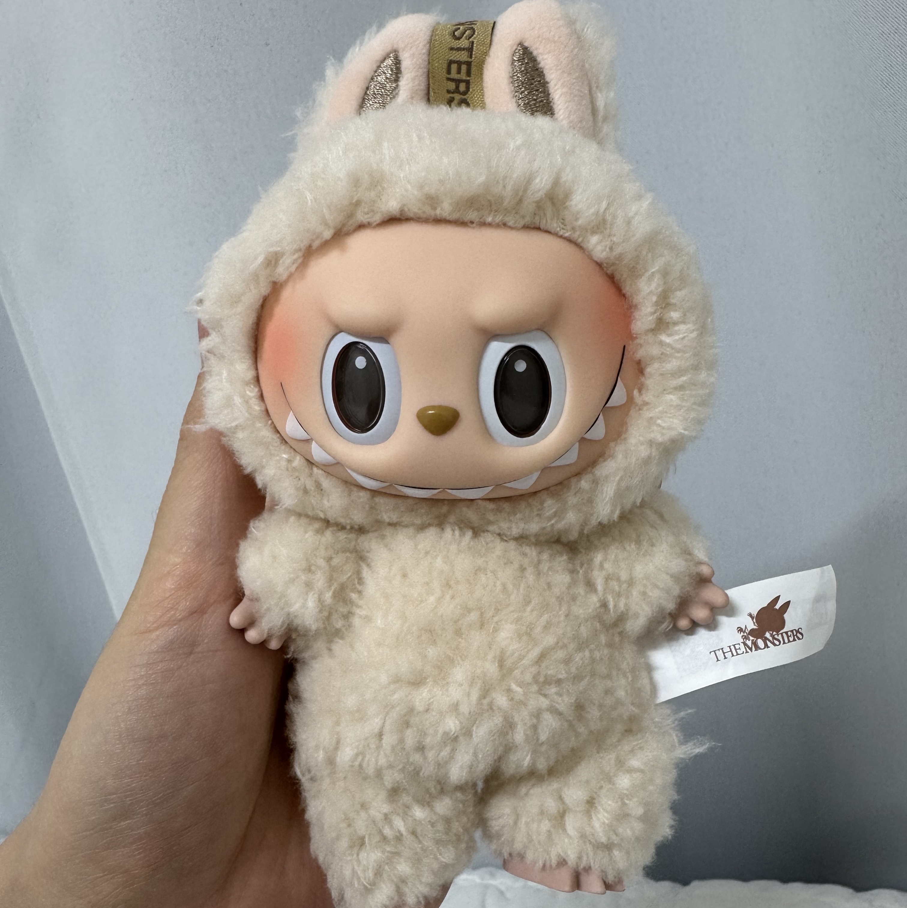 Pop Mart The Monsters Labubu Tasty Macarons Series Sealed Case (1 Blind Box) 착용 스타일
