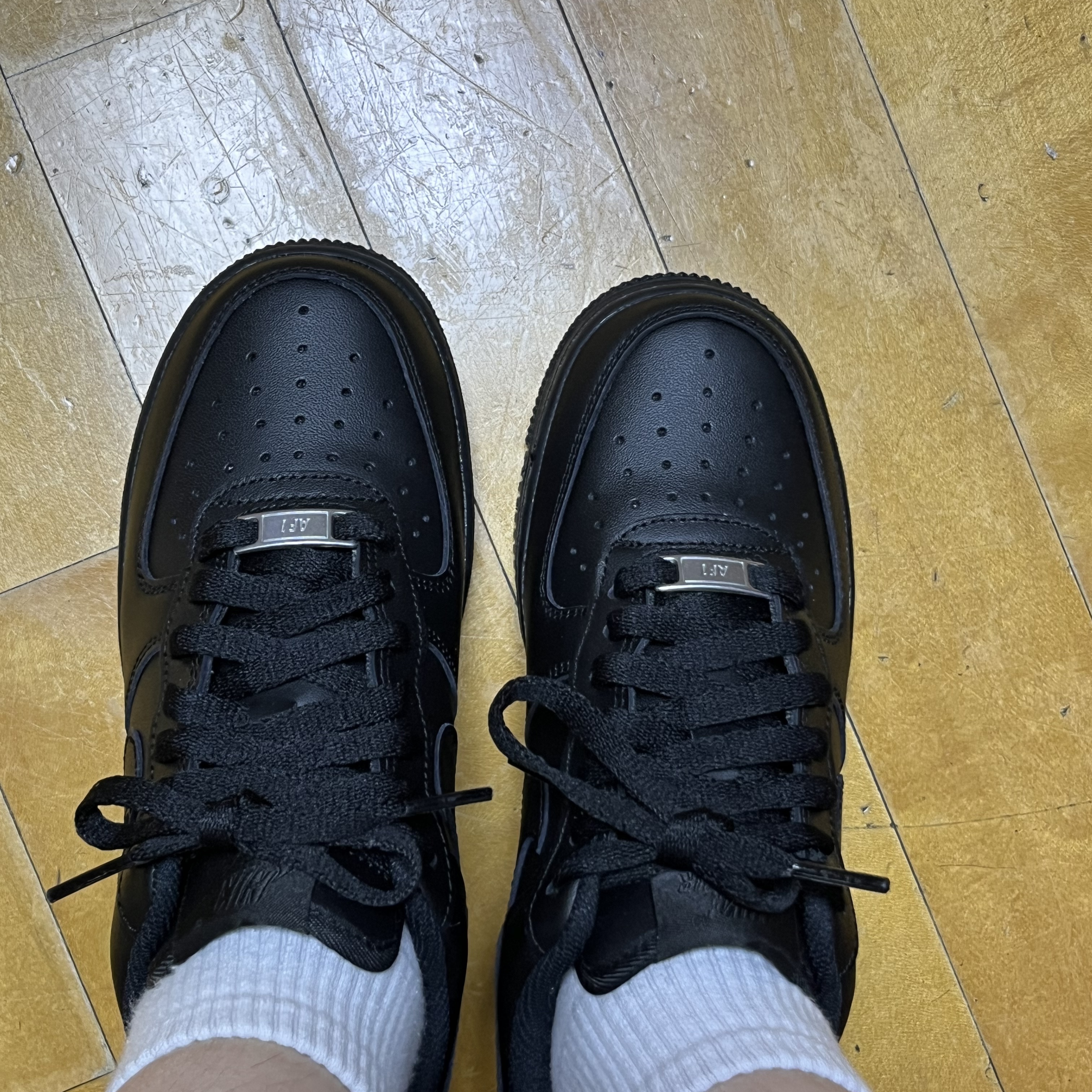 (W) Nike Air Force 1 '07 Low Triple Black 착용 스타일