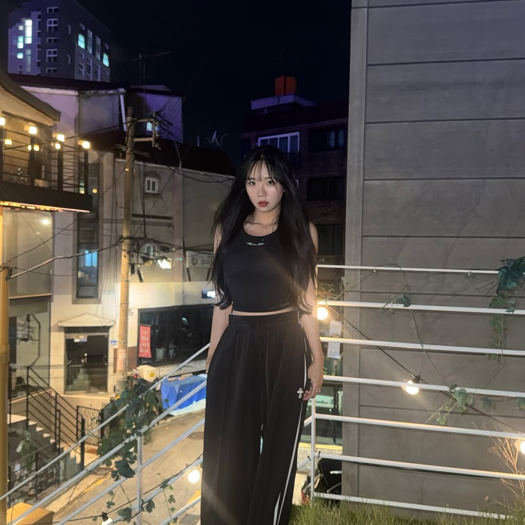 THIS IS FINE Cropped Signature Tee Cream, THIS IS FINE Ribbed Sleeveless Top Black 착용 스타일 - 6