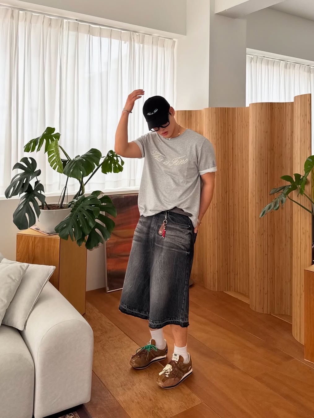 THIS IS FINE Oversized Signature Tee Sportif Gray, THIS IS FINE Signature Ball Cap Black 착용 스타일 - 3