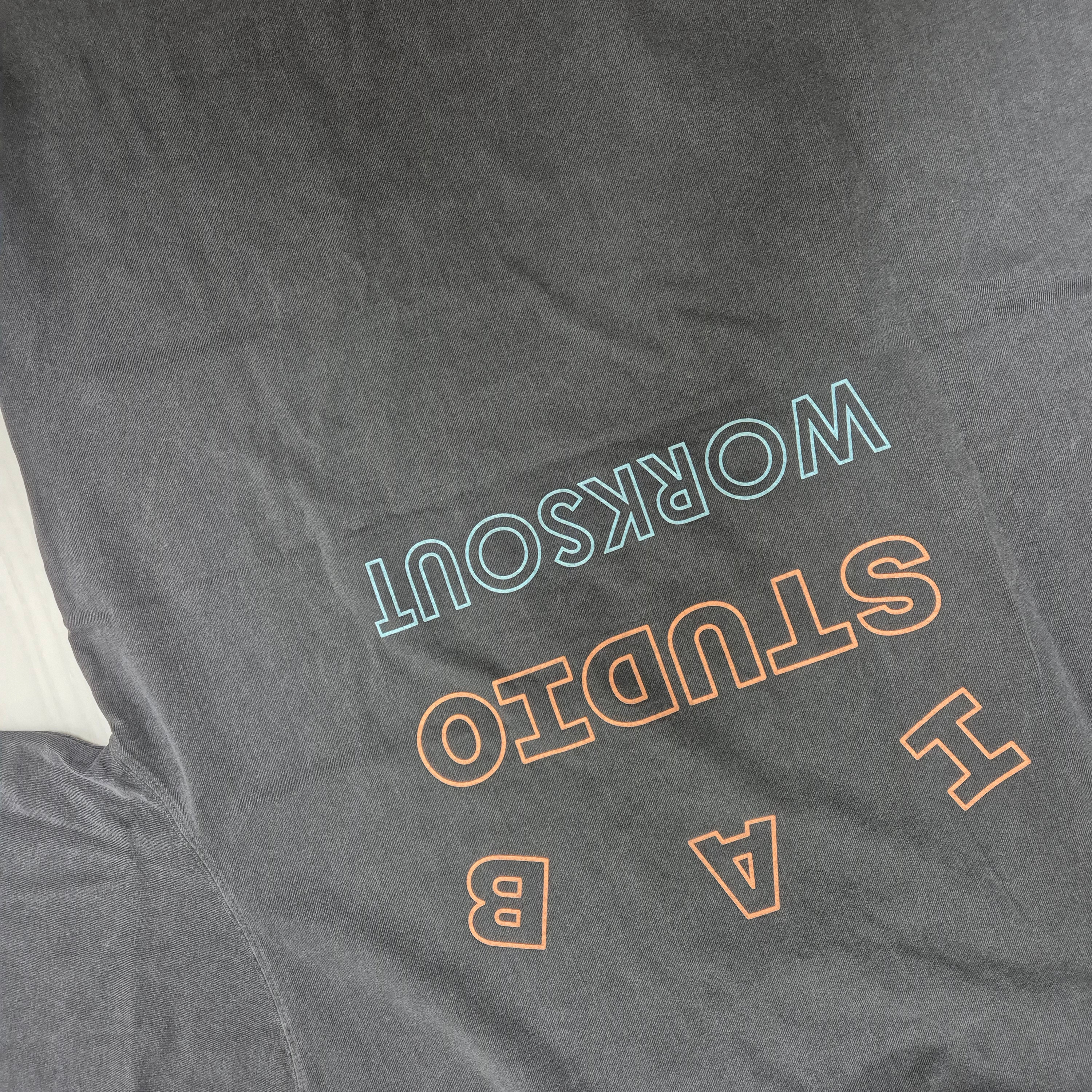 IAB Studio Pigment T-Shirt Charcoal for Worksout 착용 스타일 - 1