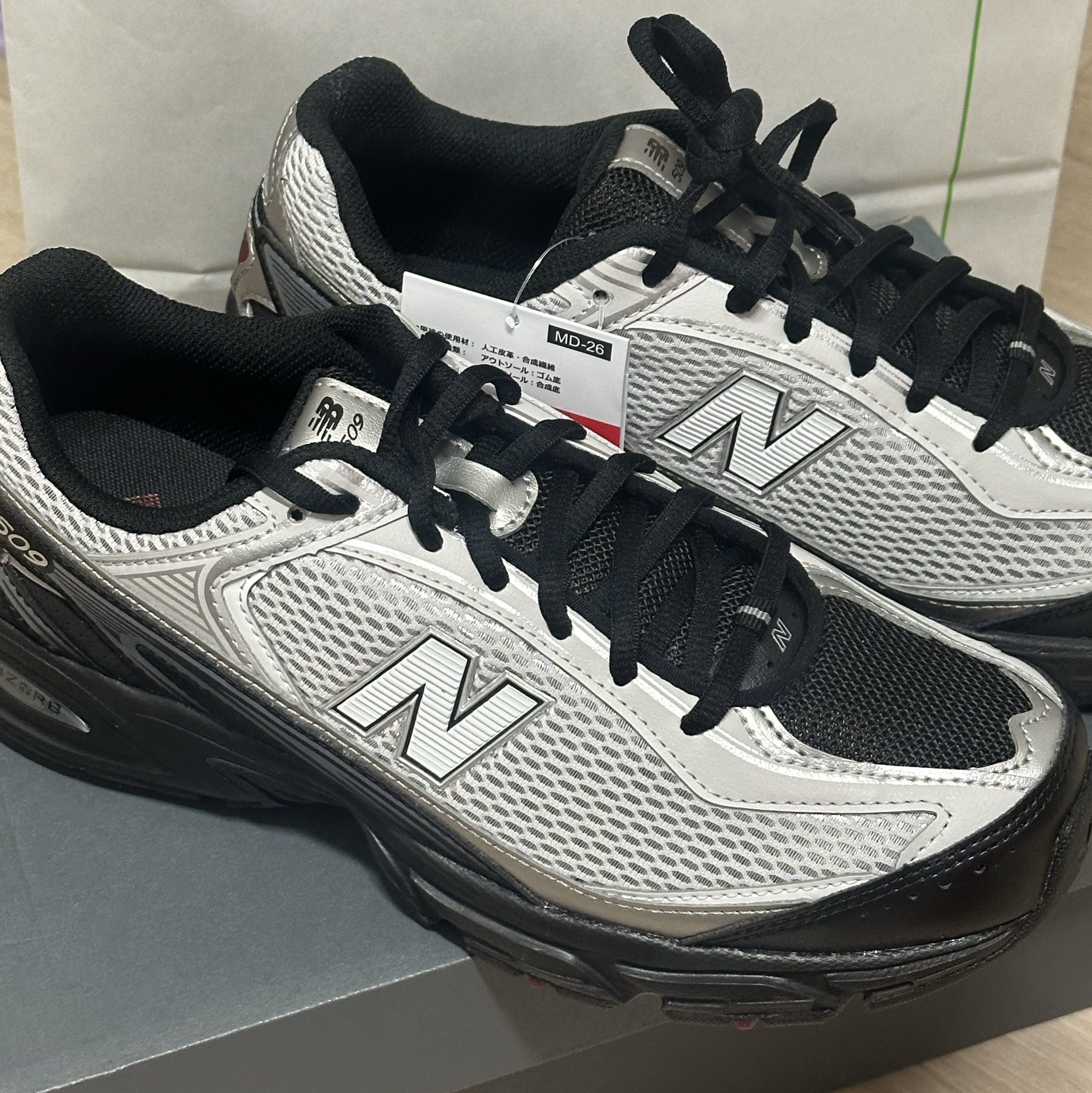 New Balance 509 Black Gray 착용 스타일 - 1