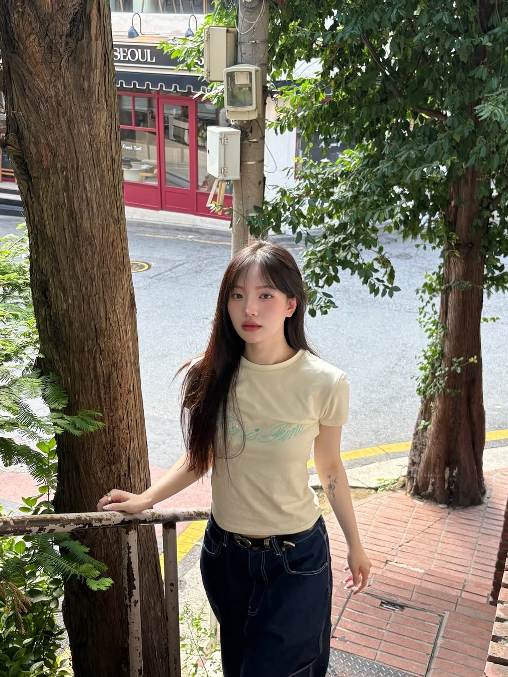 THIS IS FINE Cropped Signature Tee Cream 착용 스타일 - 4