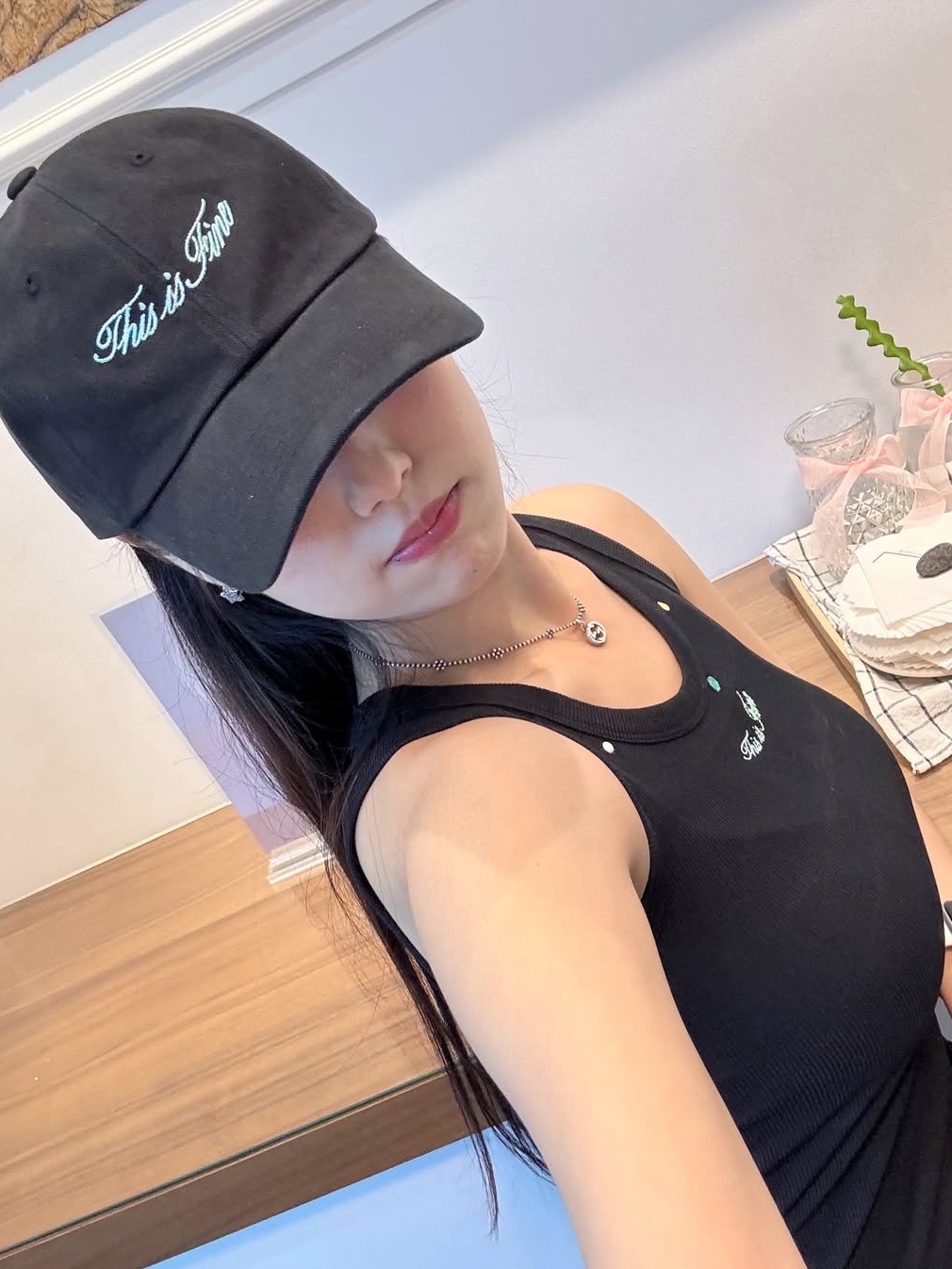 THIS IS FINE Ribbed Sleeveless Top Black, THIS IS FINE Signature Ball Cap Black 착용 스타일 - 7