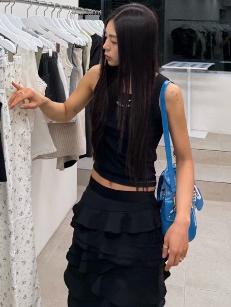 THIS IS FINE Ribbed Sleeveless Top Black 착용 스타일 - 3