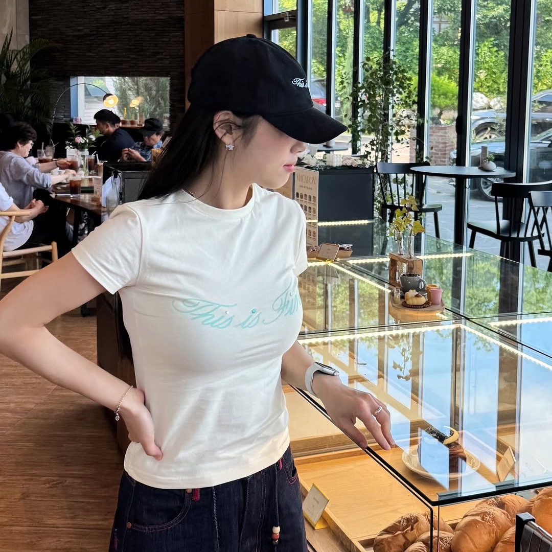 THIS IS FINE Cropped Signature Tee Cream, THIS IS FINE Signature Ball Cap Black 착용 스타일 - 1