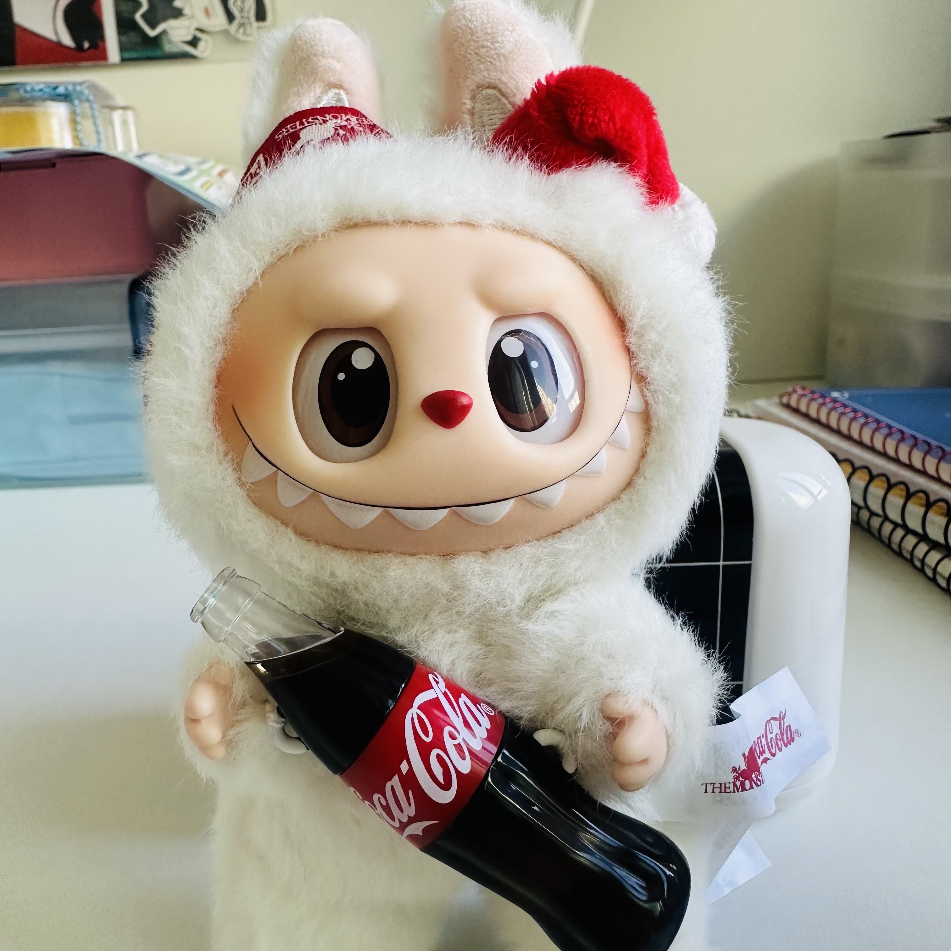Pop Mart Labubu Coca Cola Series Happy Factor Keyring (Opened Case) 착용 스타일 - 1