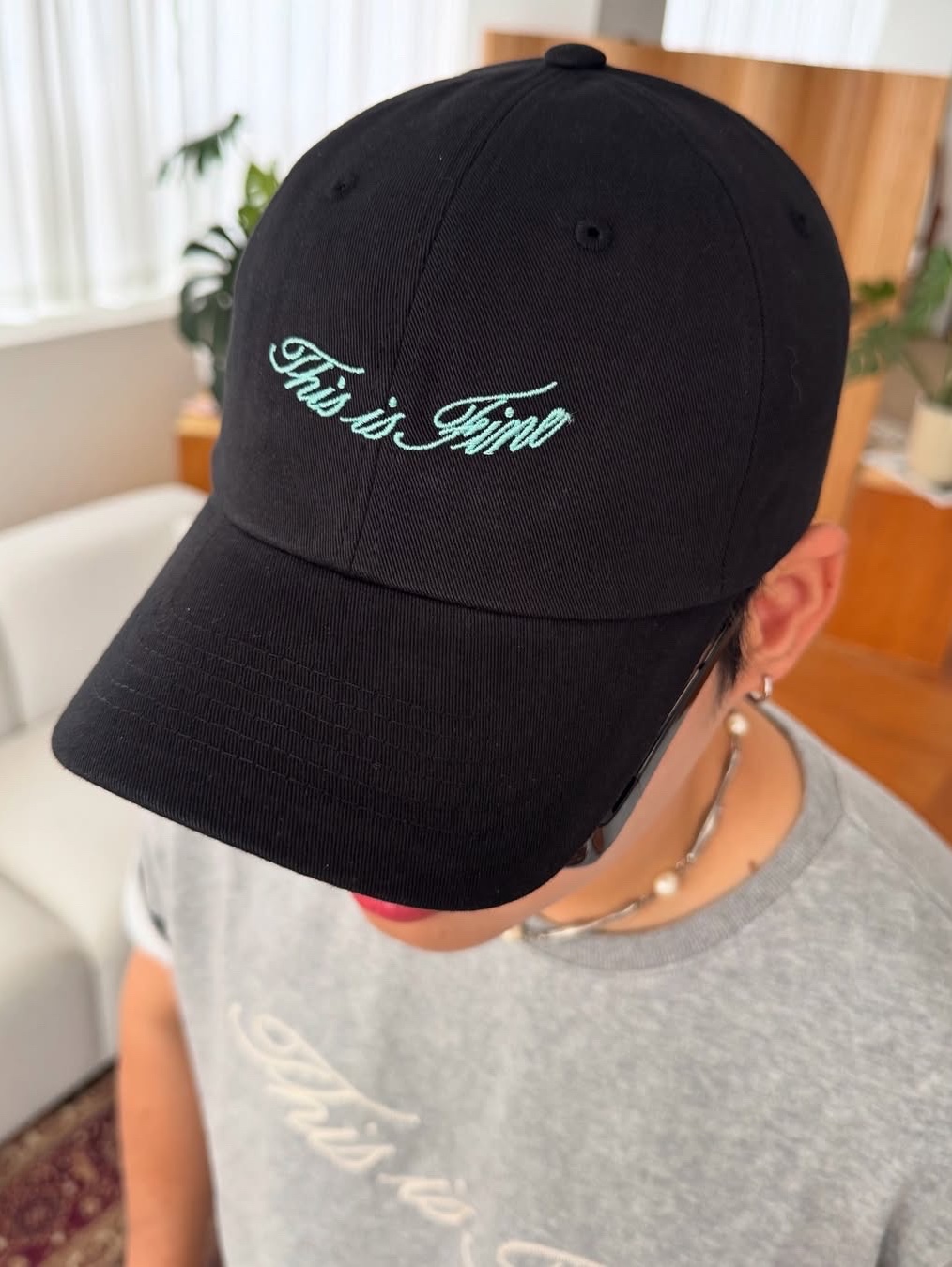 THIS IS FINE Oversized Signature Tee Sportif Gray, THIS IS FINE Signature Ball Cap Black 착용 스타일 - 8