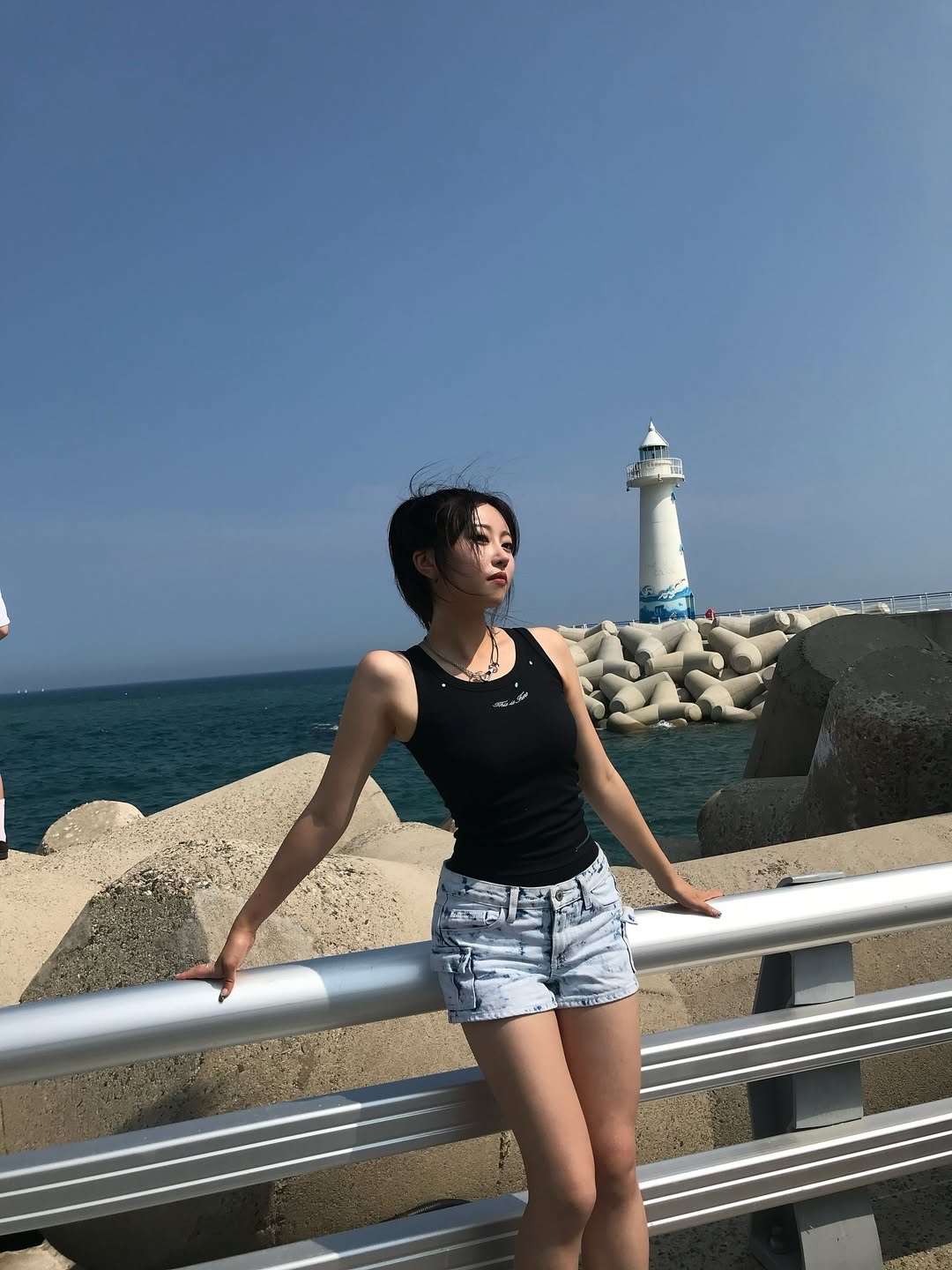 THIS IS FINE Ribbed Sleeveless Top Black, THIS IS FINE Signature Ball Cap Black 착용 스타일 - 1
