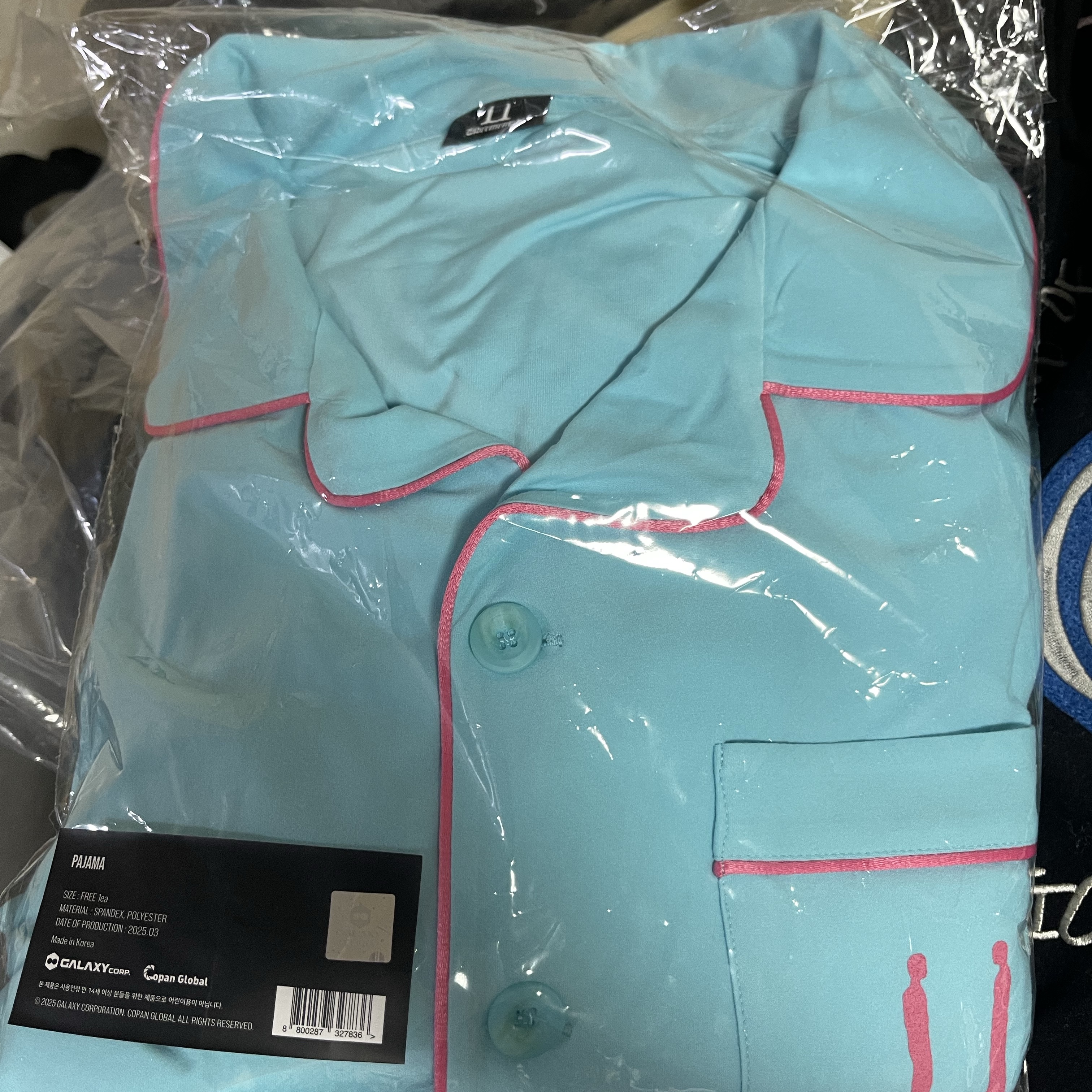 G-DRAGON Ubermensch Pajama Set Sky Blue 착용 스타일