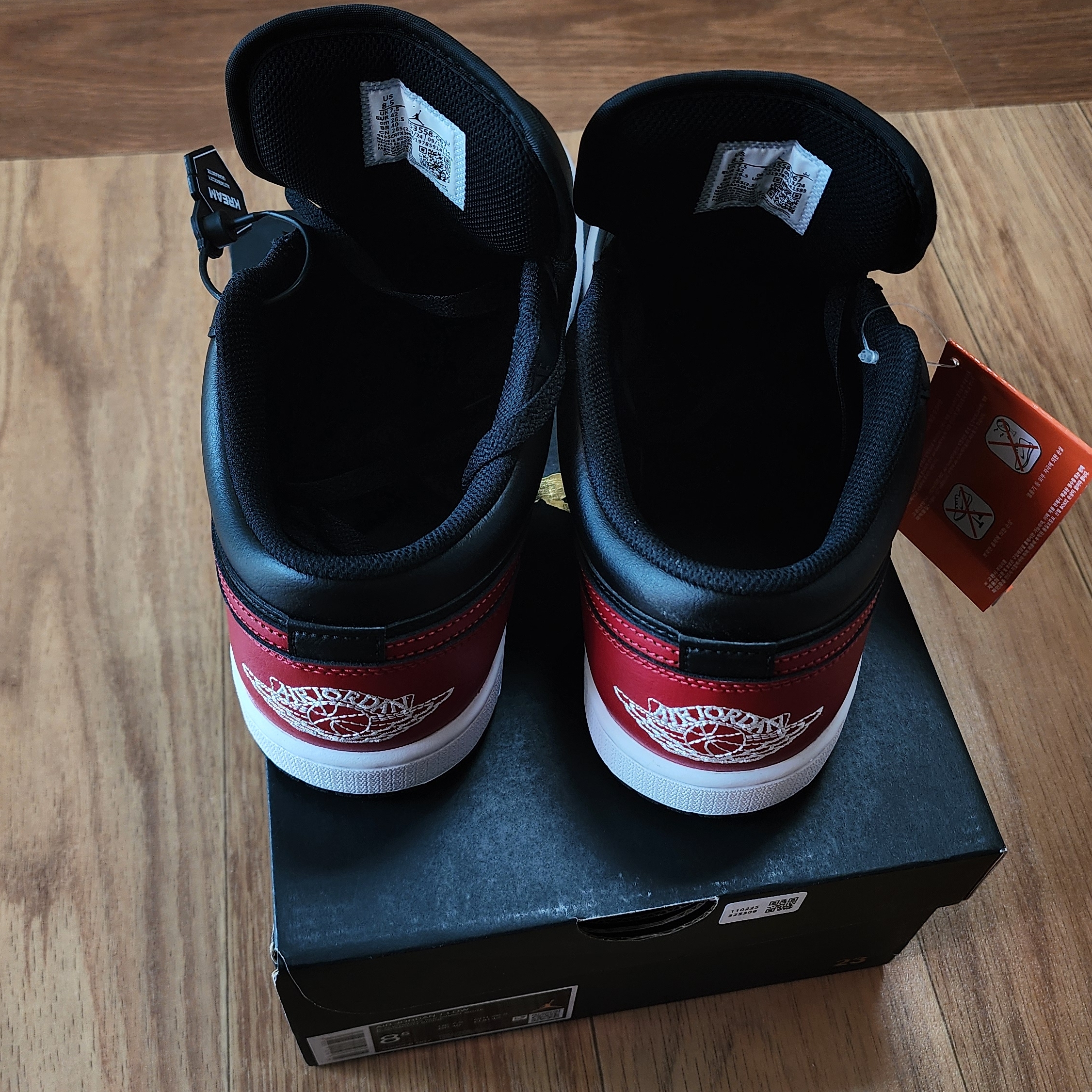 Jordan 1 Low Black Varsity Red 착용 스타일 - 2