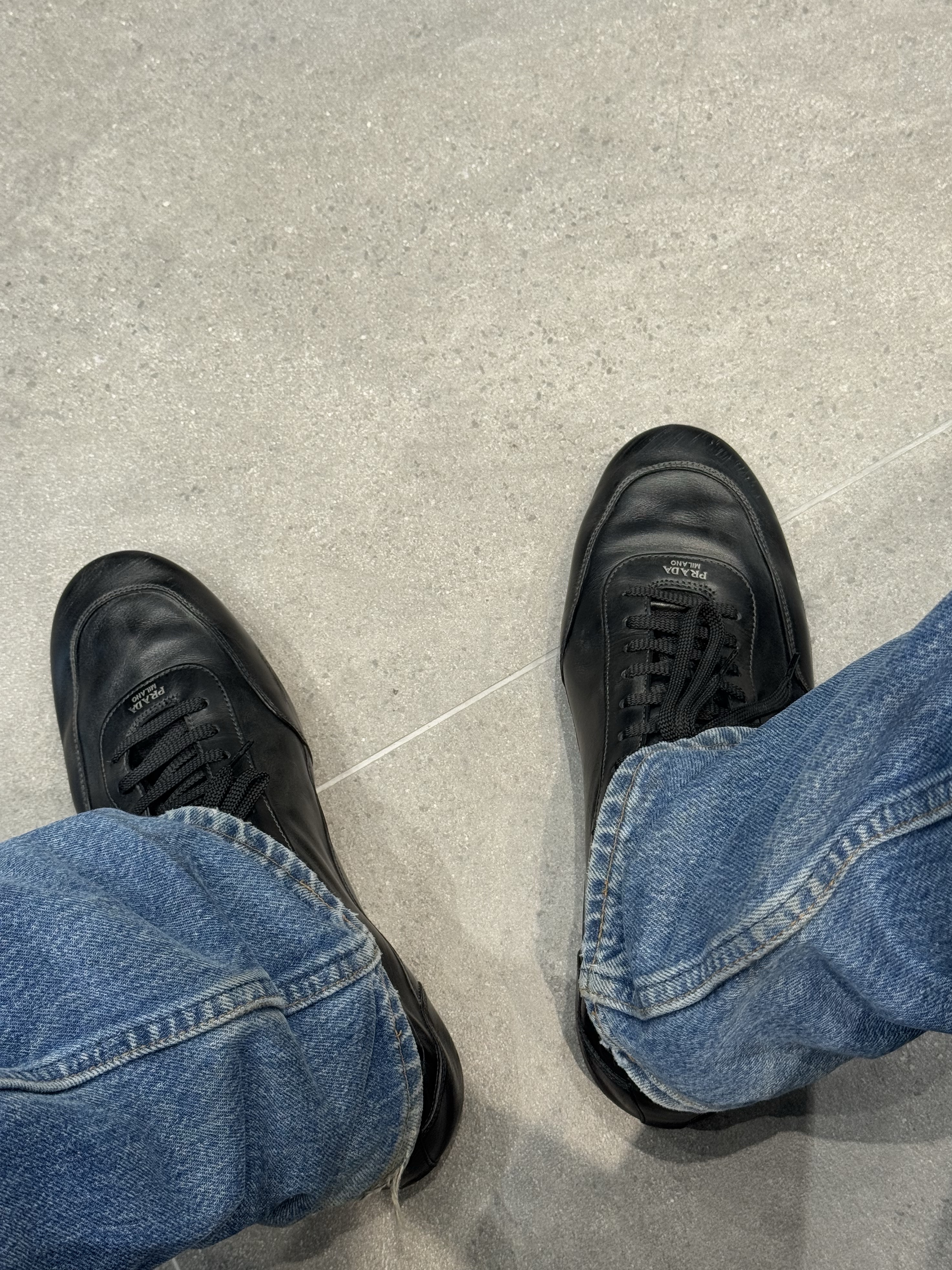 Prada Collapse Leather Sneakers Black 착용 스타일 - 4