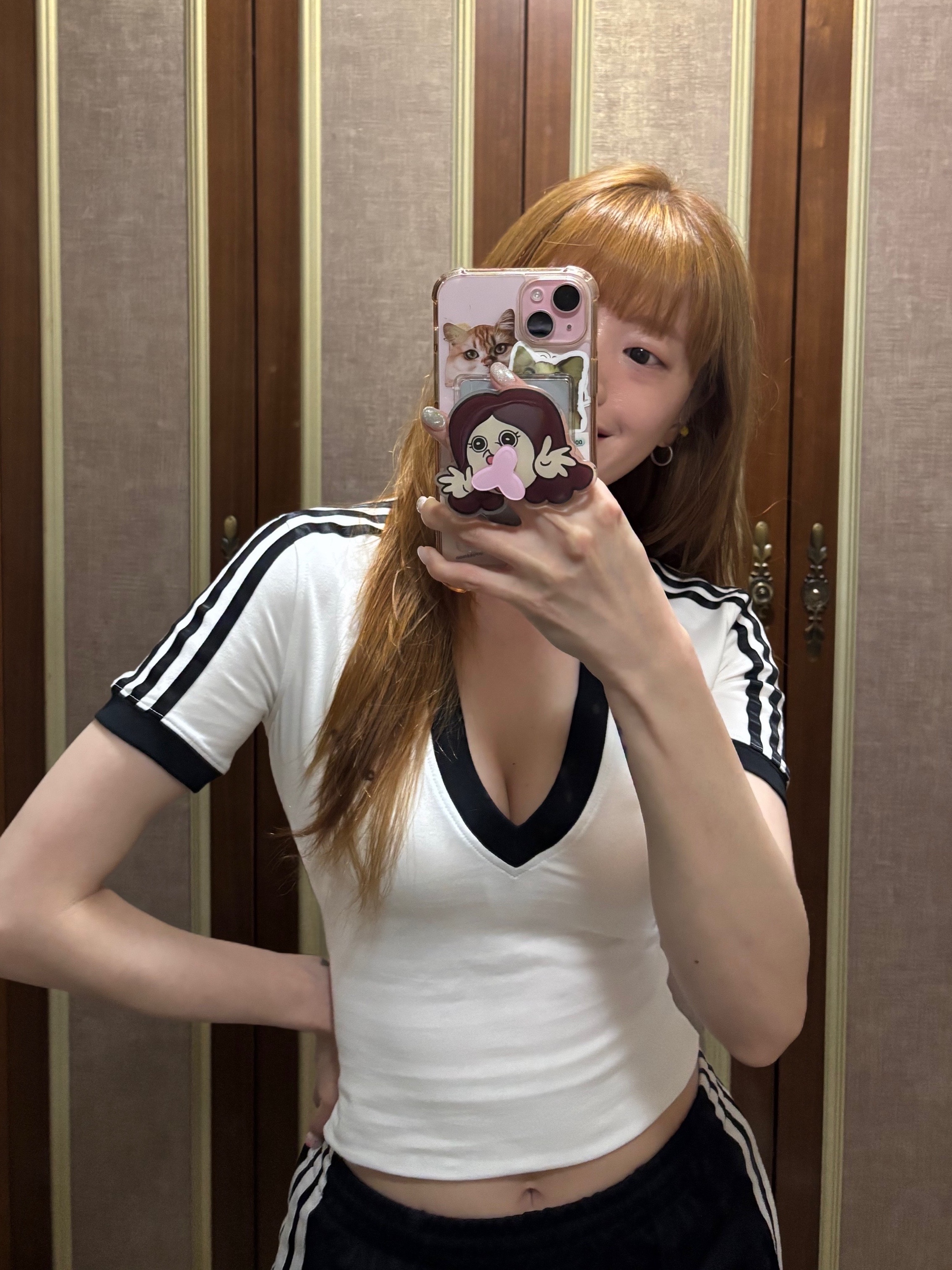 (W) Adidas 3S V-Neck T-Shirt White - KR Sizing, (W) Adidas Firebird Shorts Black - KR Sizing 착용 스타일 - 3