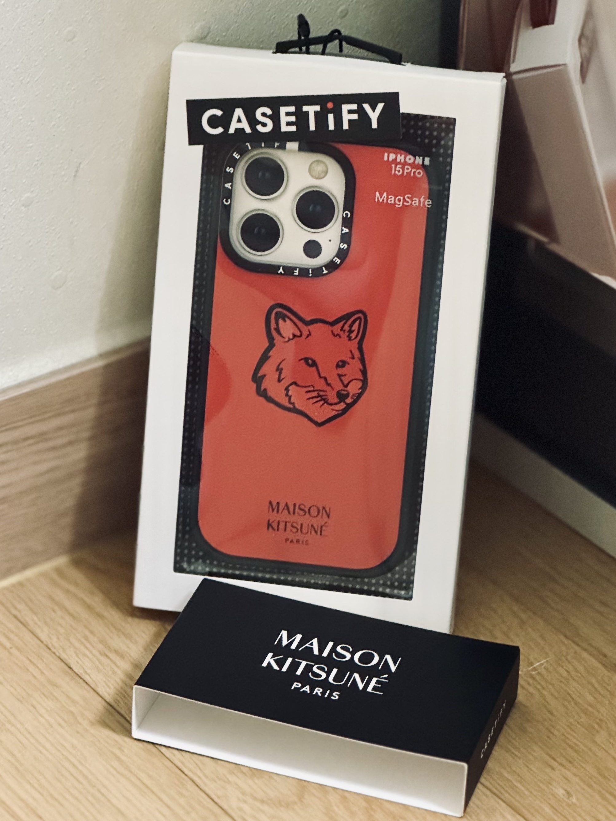 Casetify x Maison Kitsune iPhone Autumn Red Magsafe Impact Case Matte Black 착용 스타일