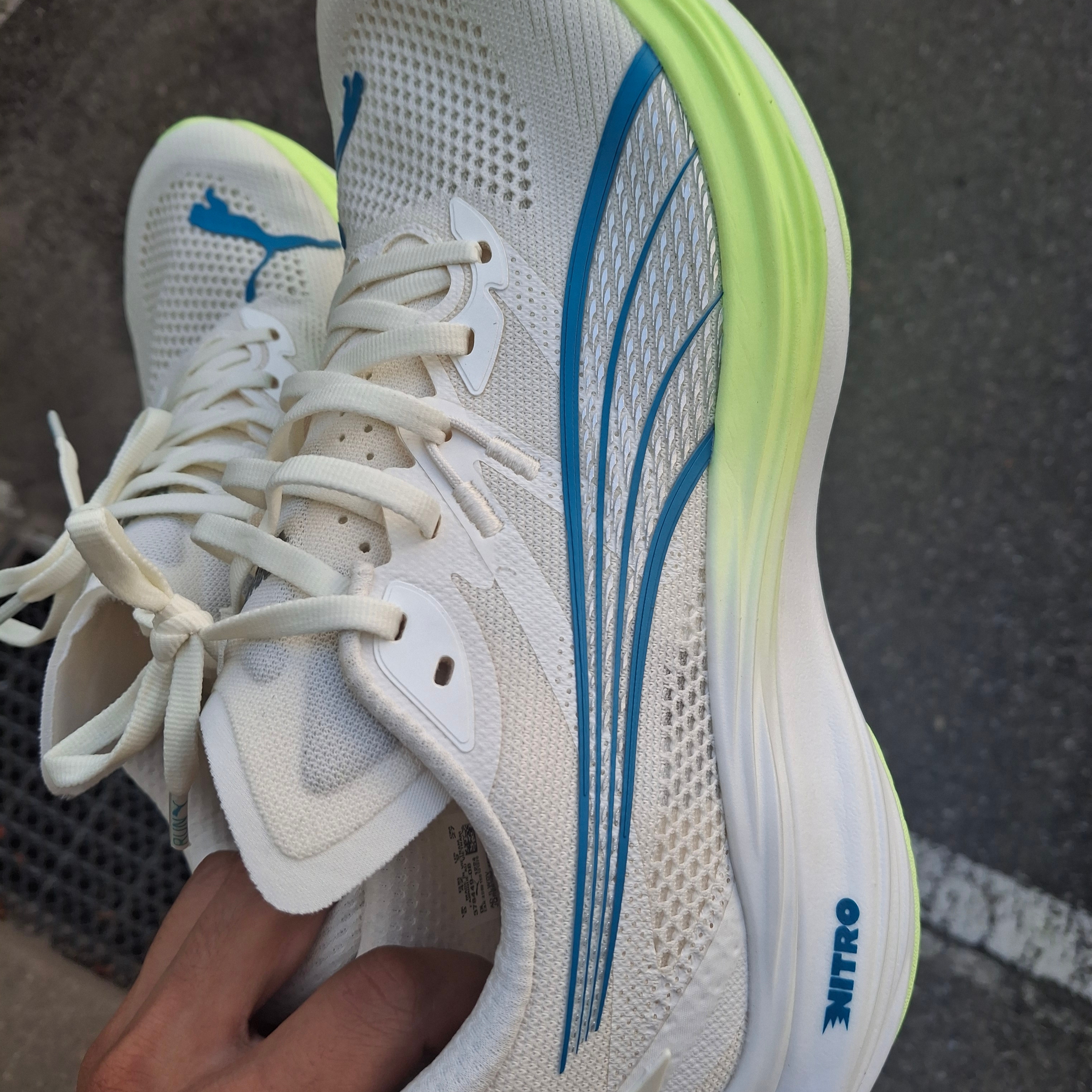 Puma Deviate Nitro 3 Wide Frosted Ivory Tropical Blue 착용 스타일 - 2