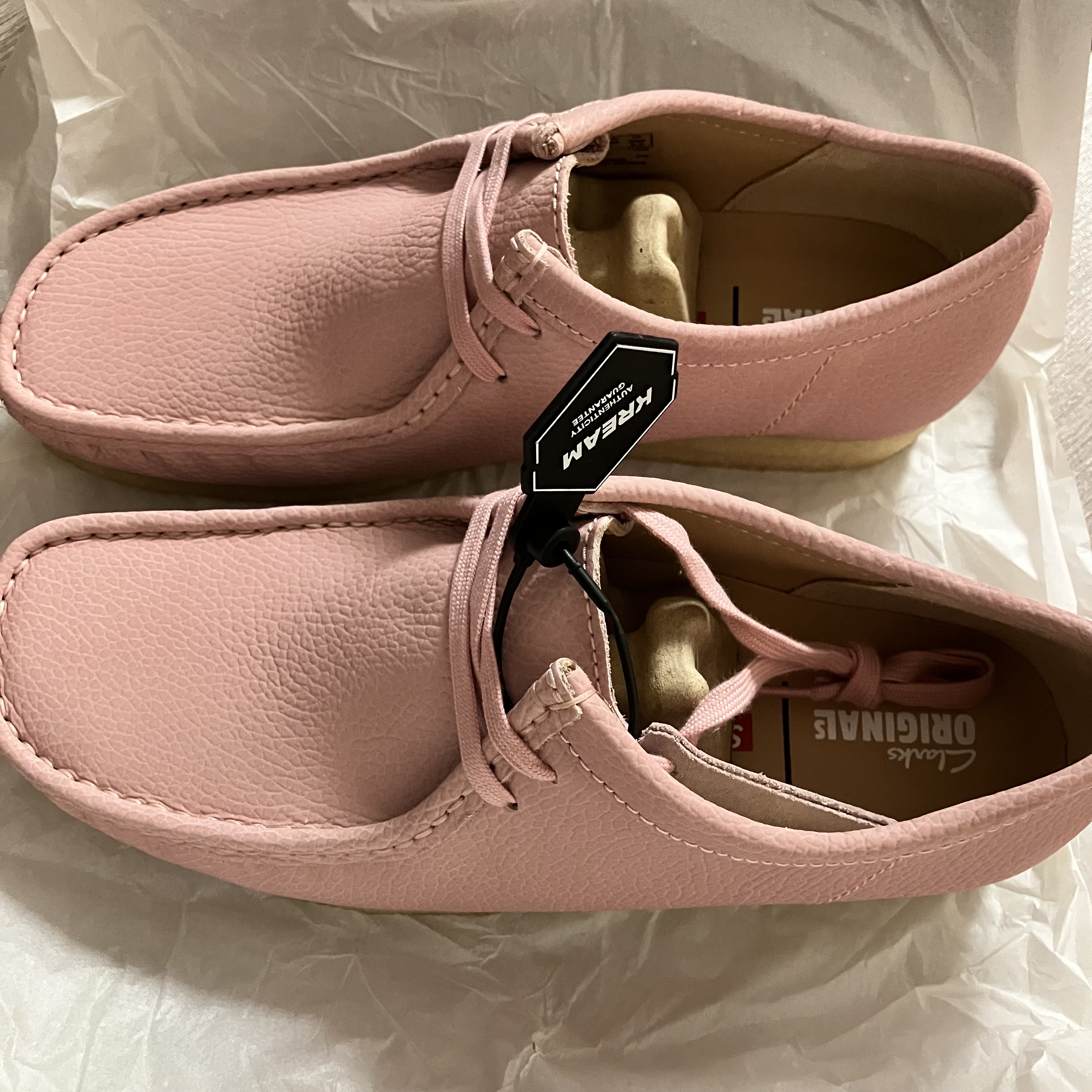 Clarks x Supreme Reflective Wallabee Pink - 25SS 착용 스타일 - 2