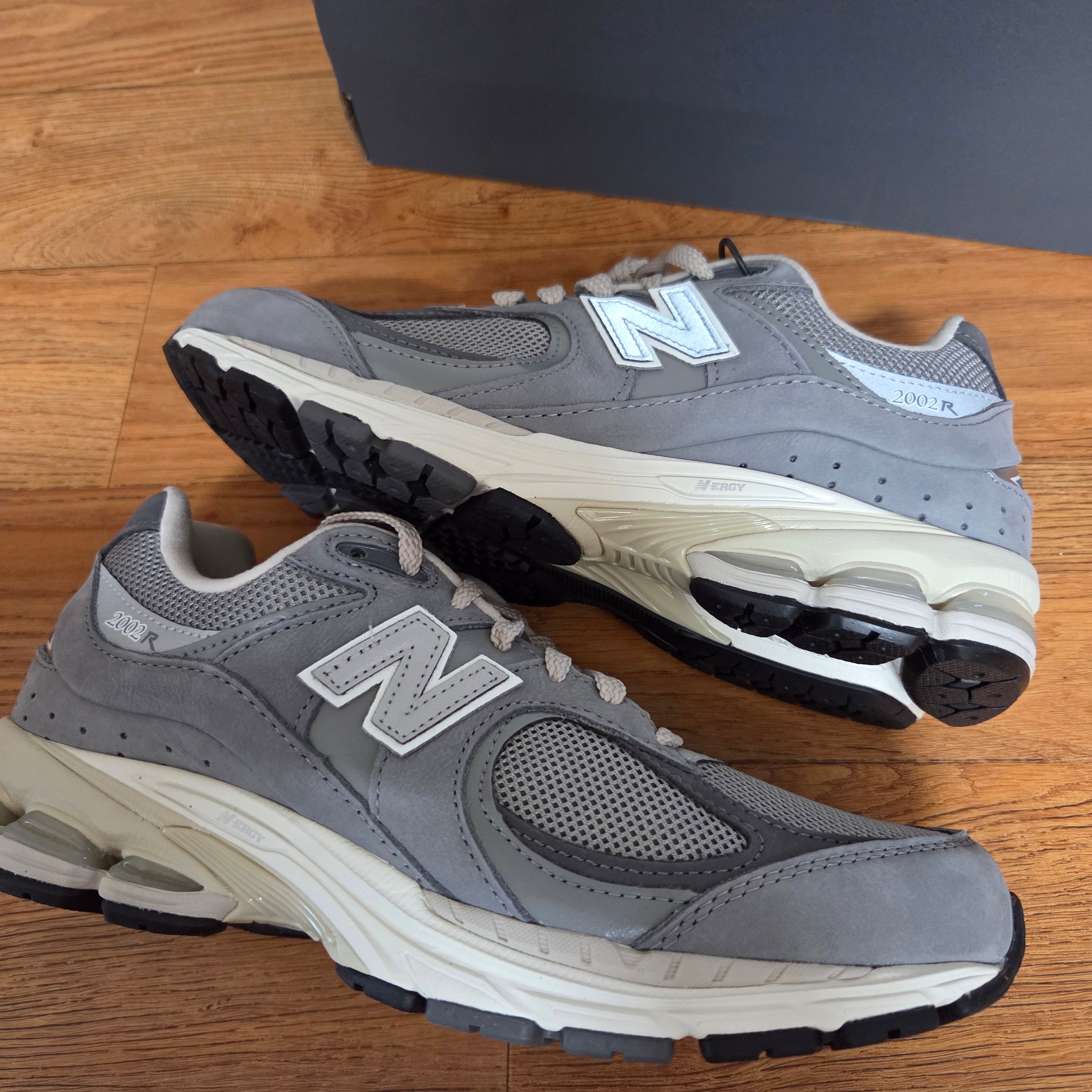 New Balance 2002R Premium Vintage Grey 착용 스타일