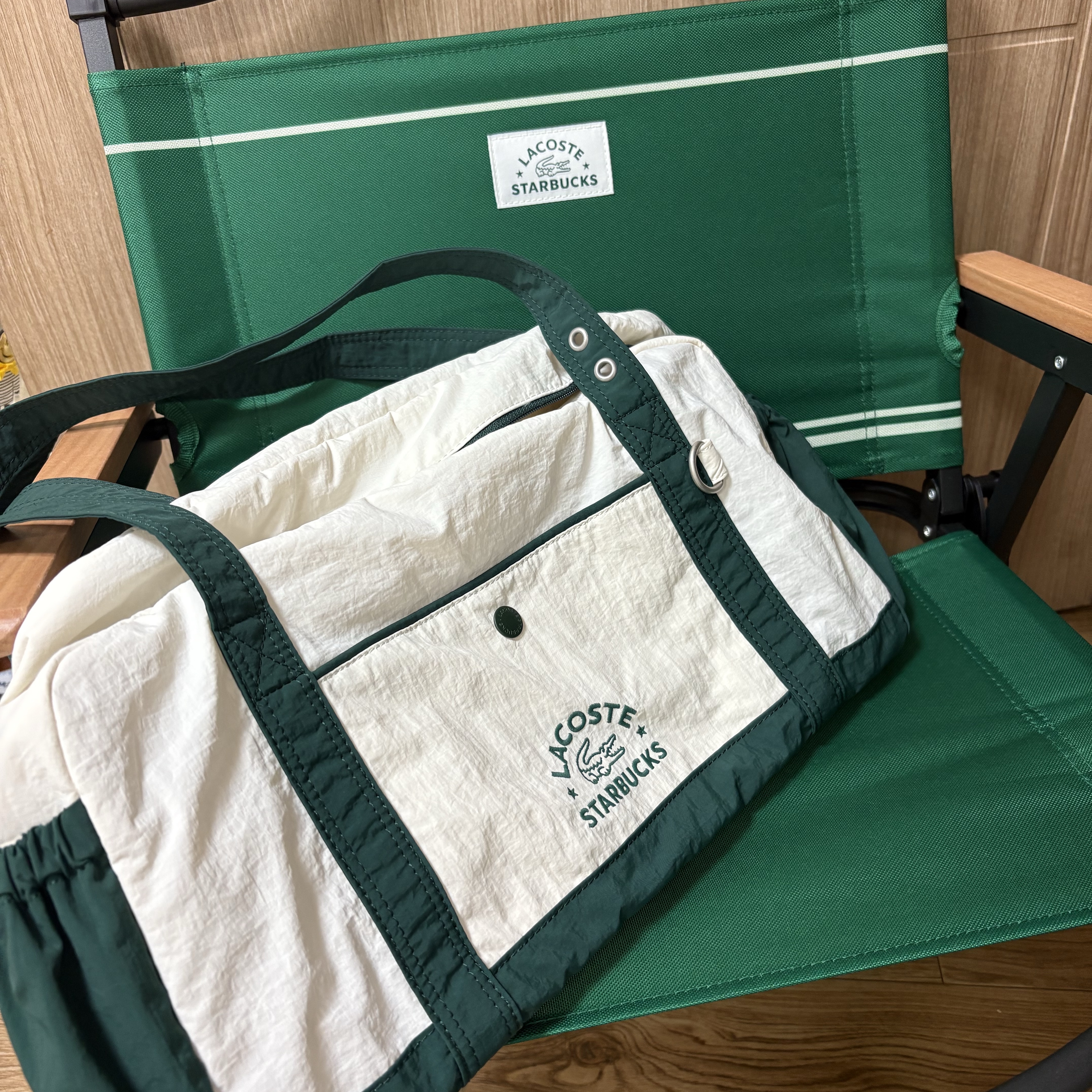 Starbucks x Lacoste Wide Folding Chair Green 착용 스타일