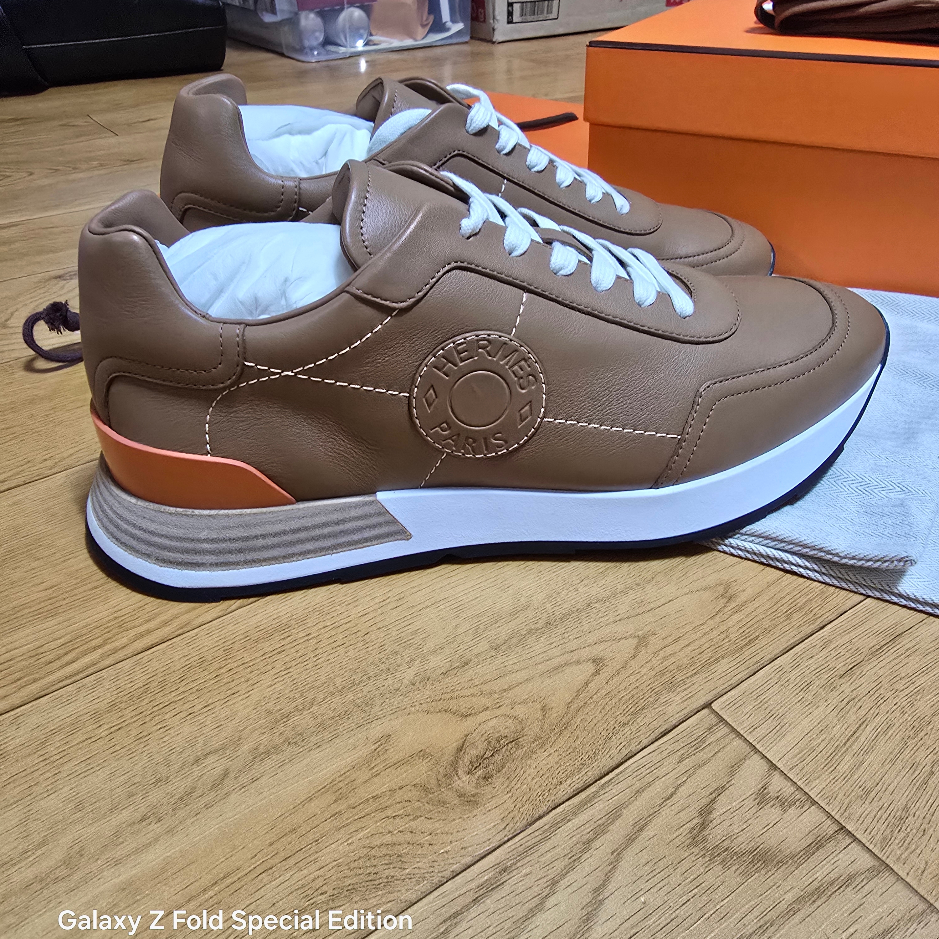 Hermes Drive Sneakers Calfskin & Naturel Safari 착용 스타일