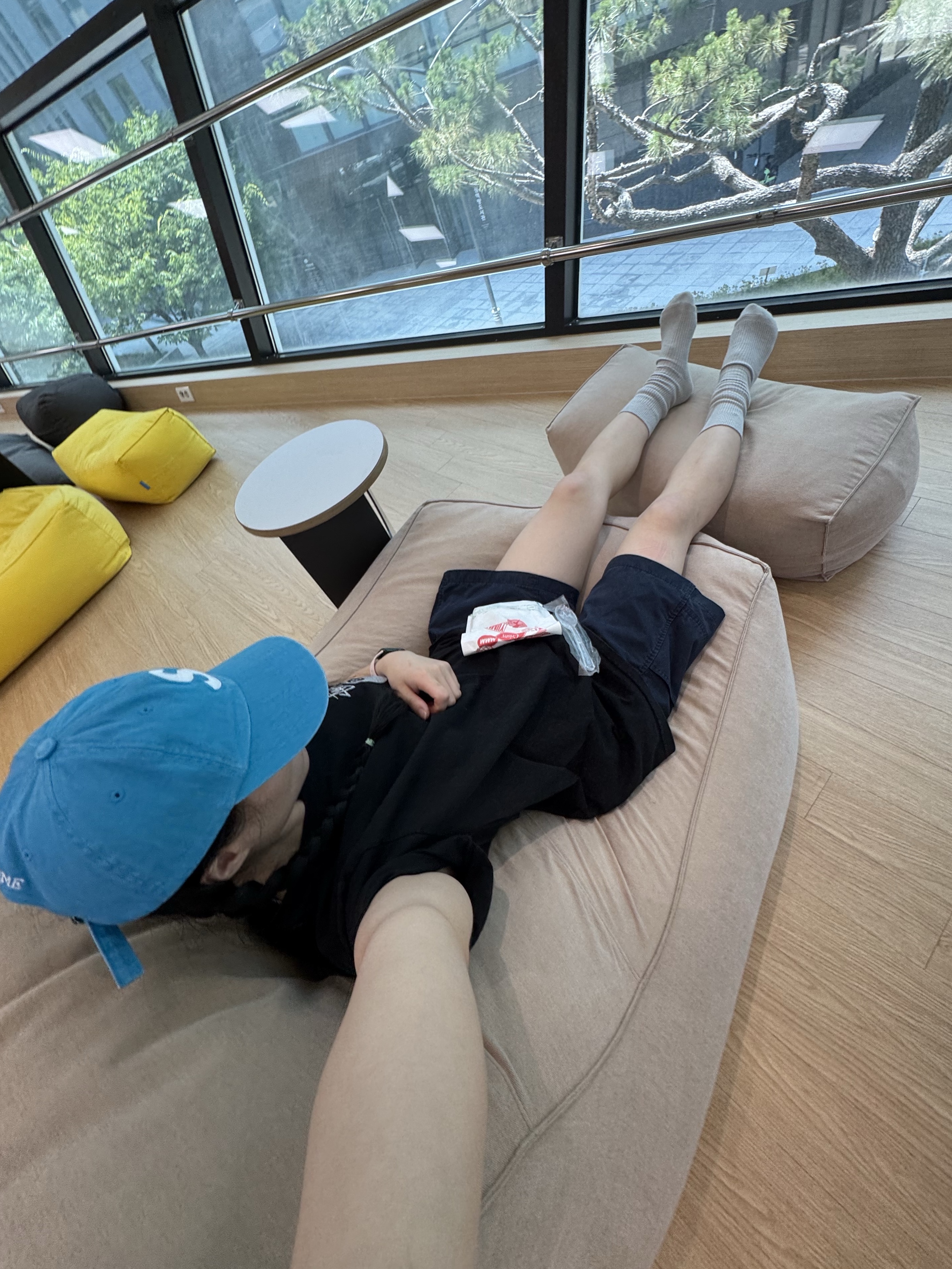 Stussy 8 Ball Pigment Dyed T-Shirt Black, Supreme Pigment Coated S Logo 6-Panel Bright Blue - 25SS 착용 스타일 - 2