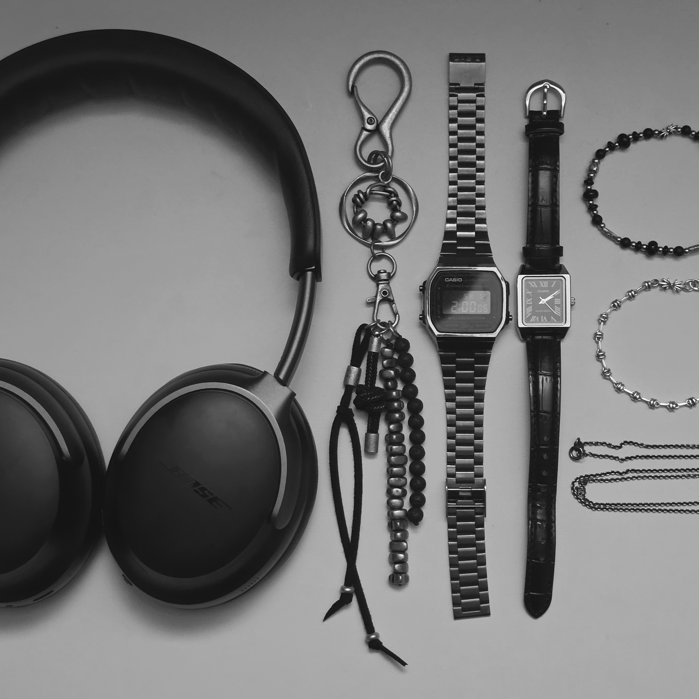 Casio LTP-V007L-1B, BOSE QC Ultra Black (Korean Ver.) 착용 스타일