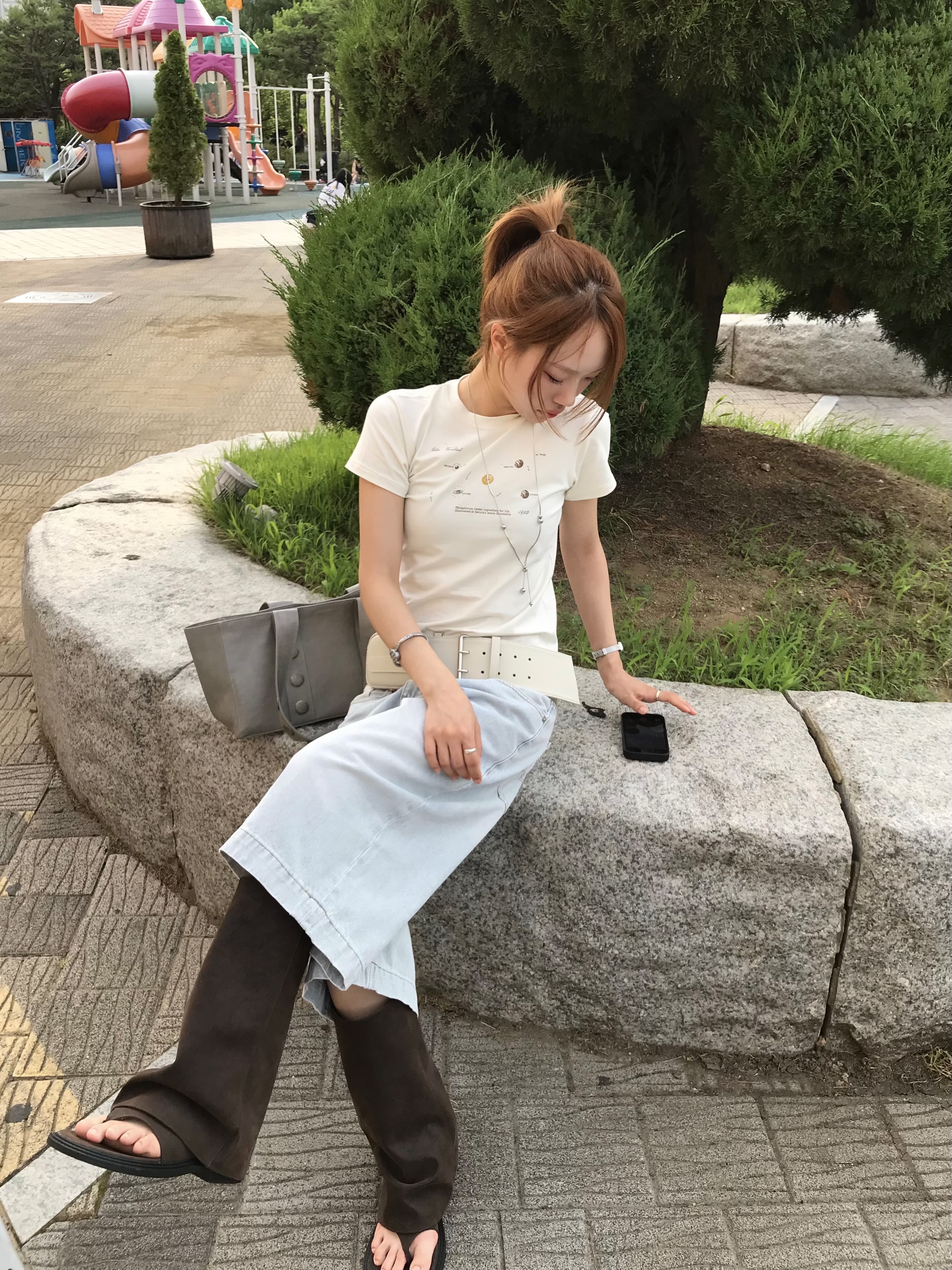 Diagonal Funky Square Shoulder Bag Light Grey 착용 스타일 - 2