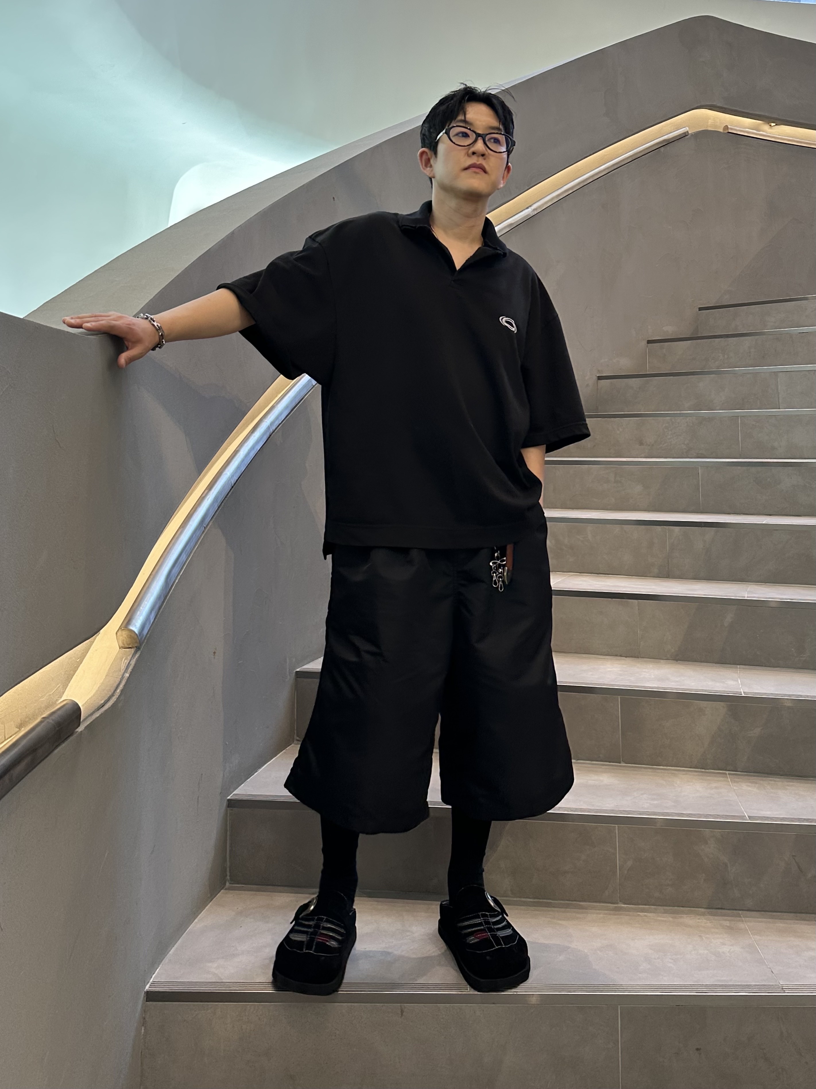 Civision by CSC Double Collar Polo Black, MJD Re-Nylon Wide Carpenter Bermuda Pants Black 착용 스타일 - 2