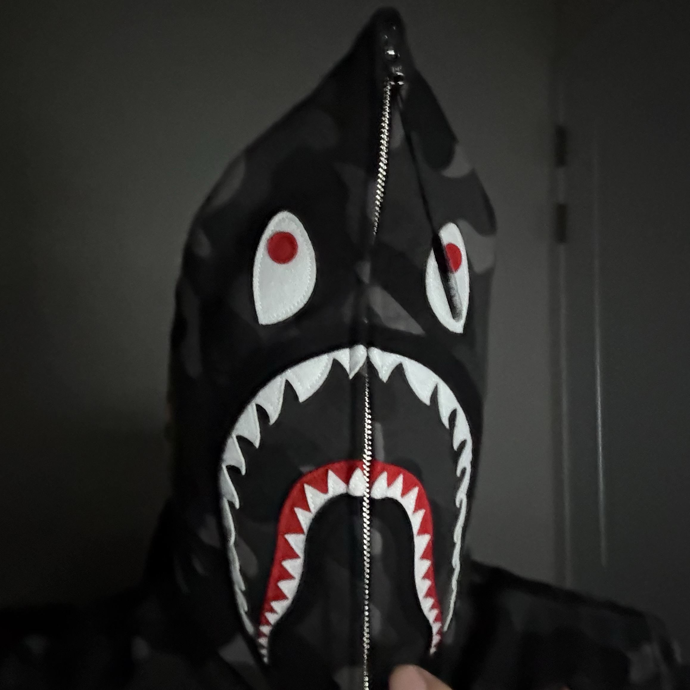 BAPE Color Camo Shark Full Zip Hoodie Black 착용 스타일 - 2