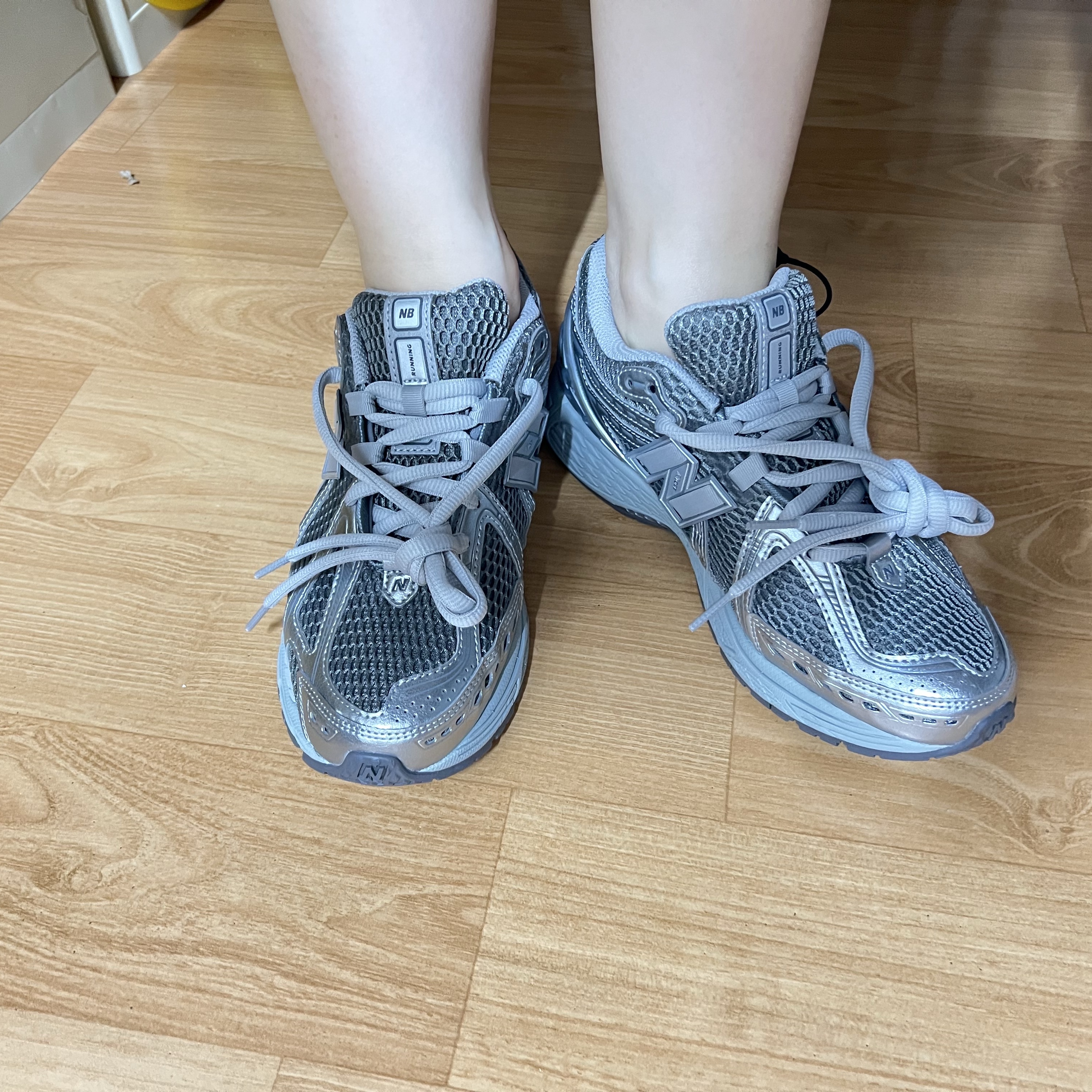 New Balance 1906R Harbor Grey Silver Metalic 착용 스타일 - 3