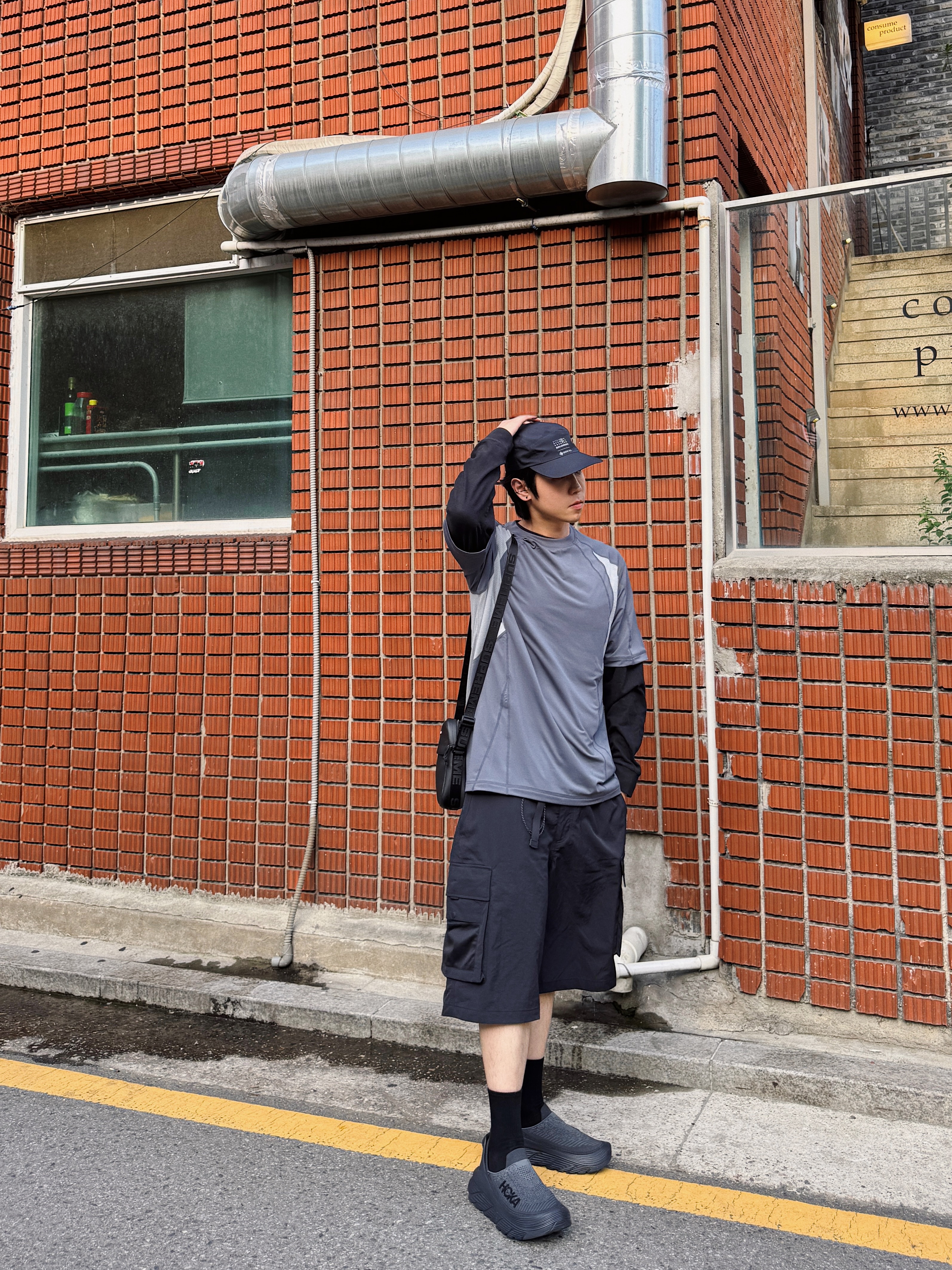 Polyteru Front Cargo 1/2 Pants Black, Hoka Restore TC Black 착용 스타일 - 1