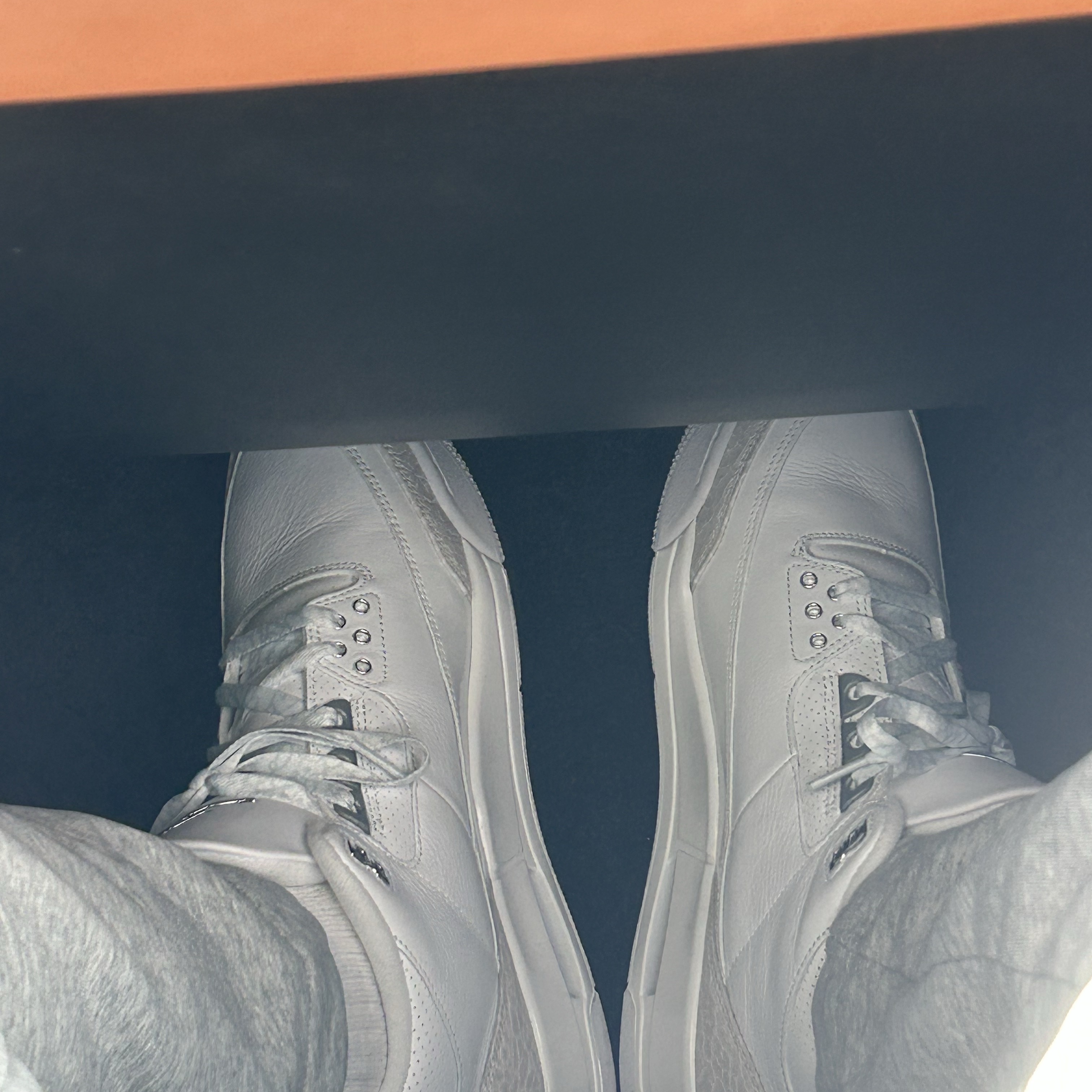 Jordan 3 Retro White and Silver 착용 스타일 - 1